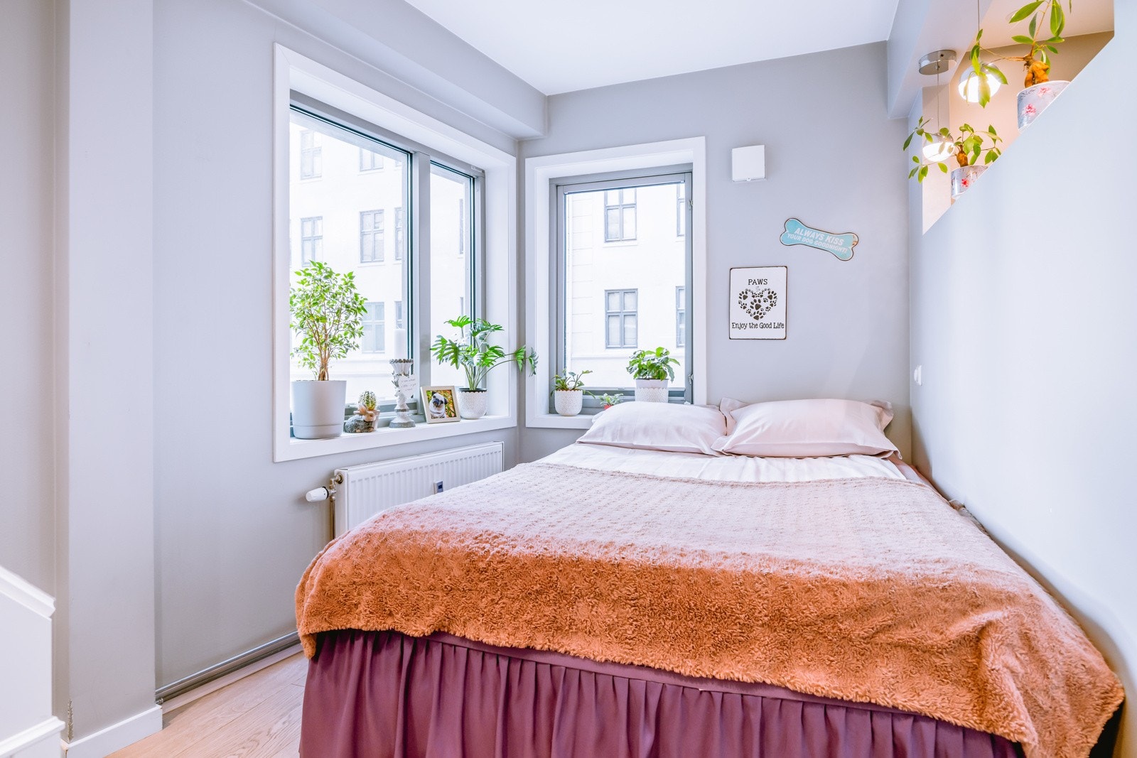 Soverom I: Plass til dobbeltseng og nattbord. Tilgang til walk-in-closet Galleribilde