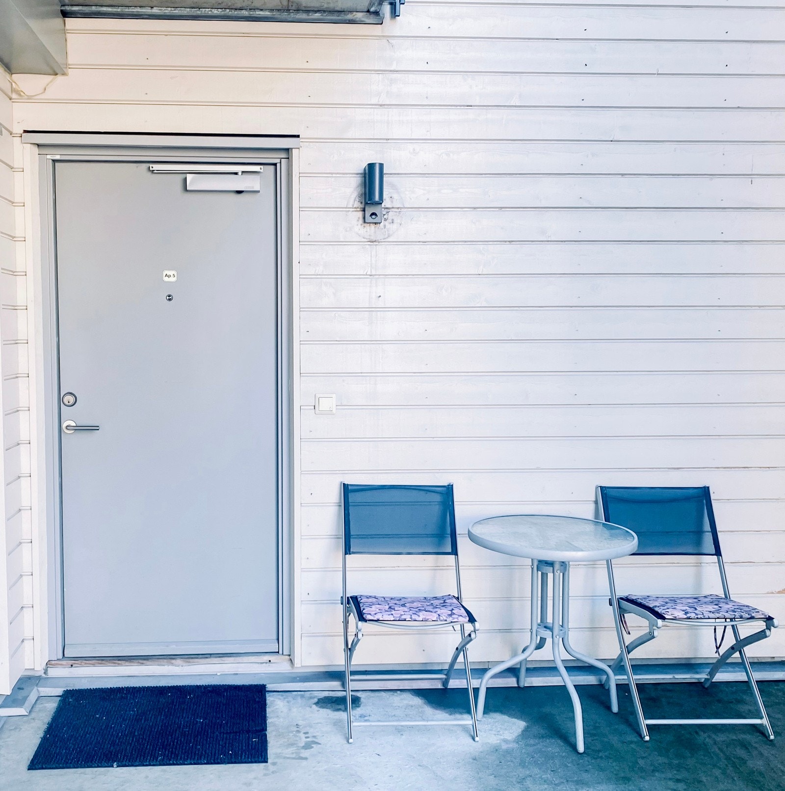 Inngang til leiligheten fra svalgang Galleribilde