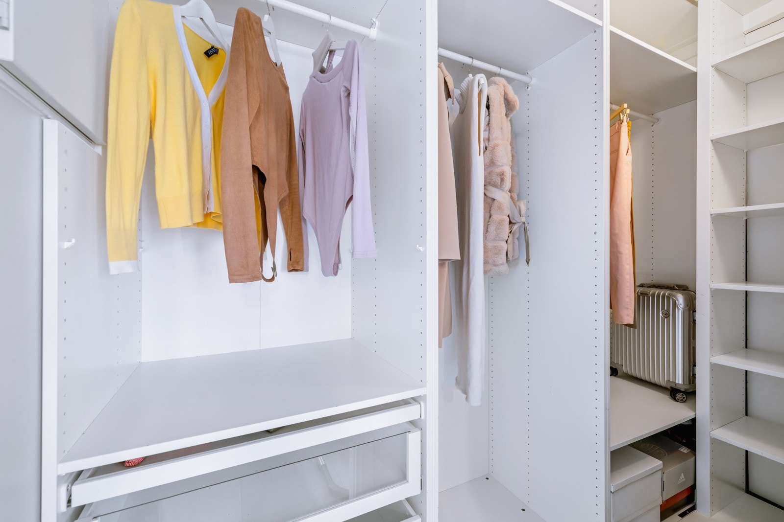 Walk-in-closet til soverom I Galleribilde