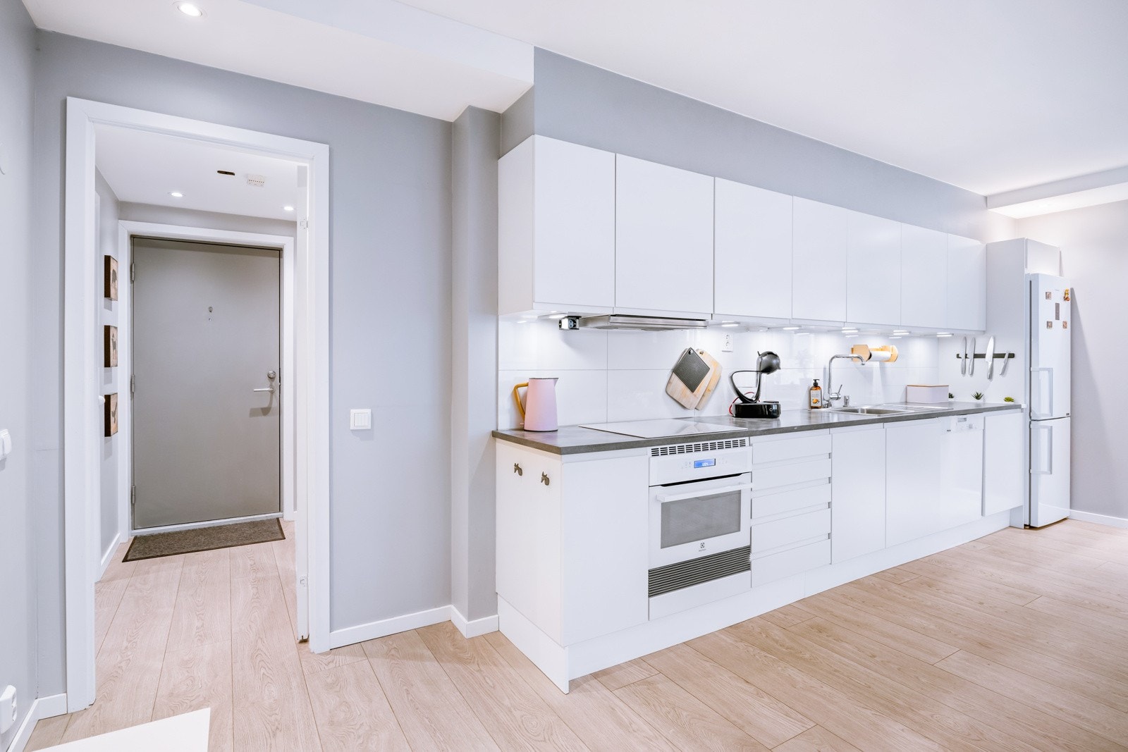 God skap- og benkeplass i kjøkken Galleribilde