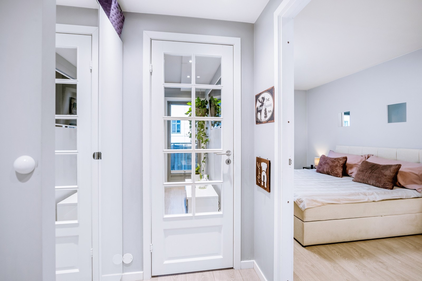 Lys og innbydende entré med god oppbevaringsplass i garderobe Galleribilde