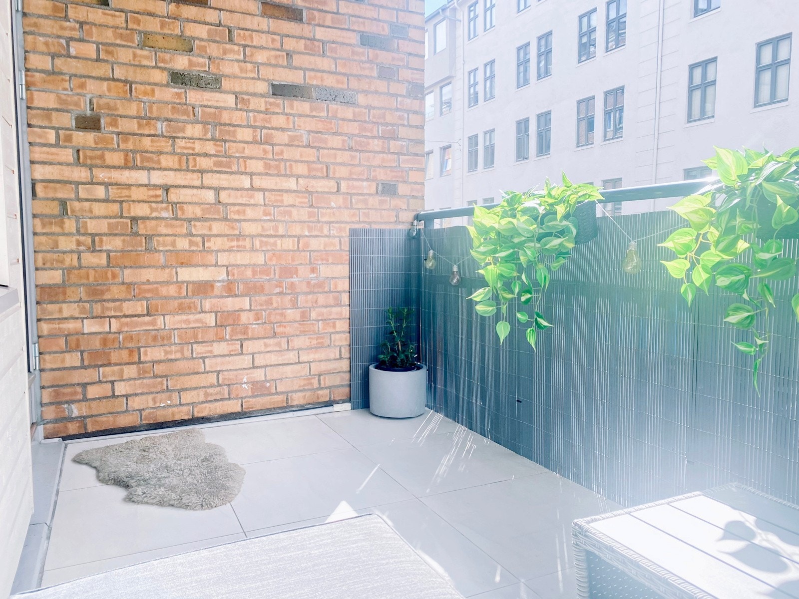 Romslig sydvestvendt balkong på 7 kvm med plass til ønsket utemøblement Galleribilde