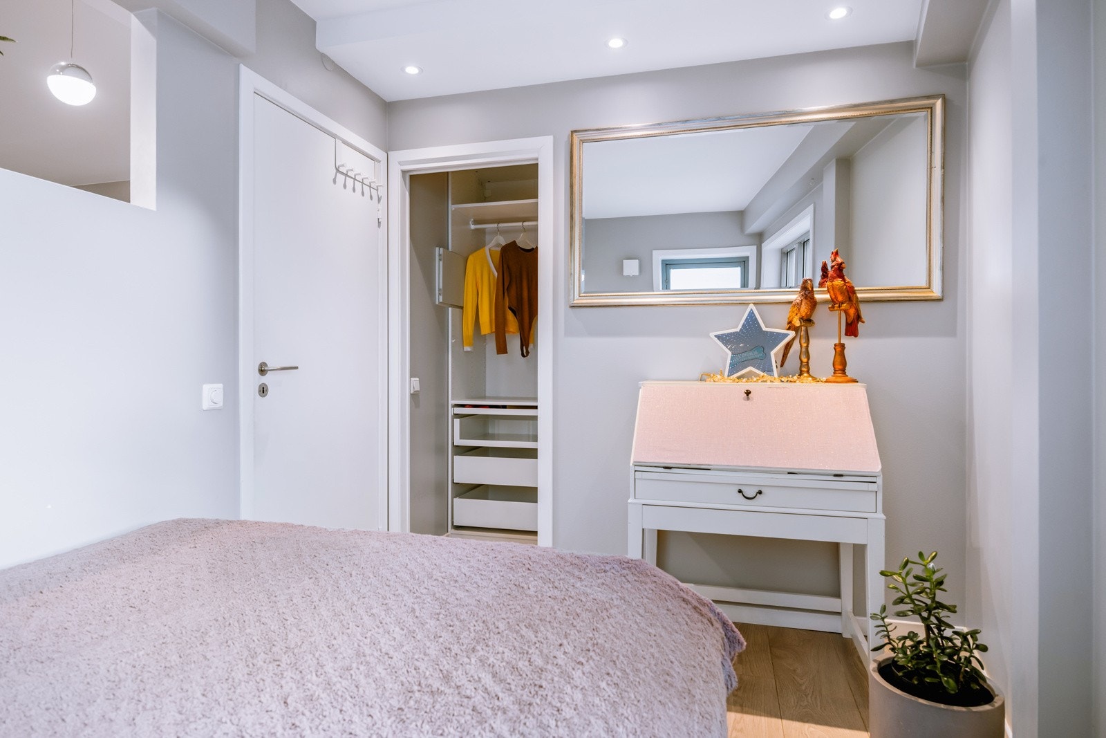 Soverom I: Plass til dobbeltseng og nattbord. Tilgang til walk-in-closet Galleribilde