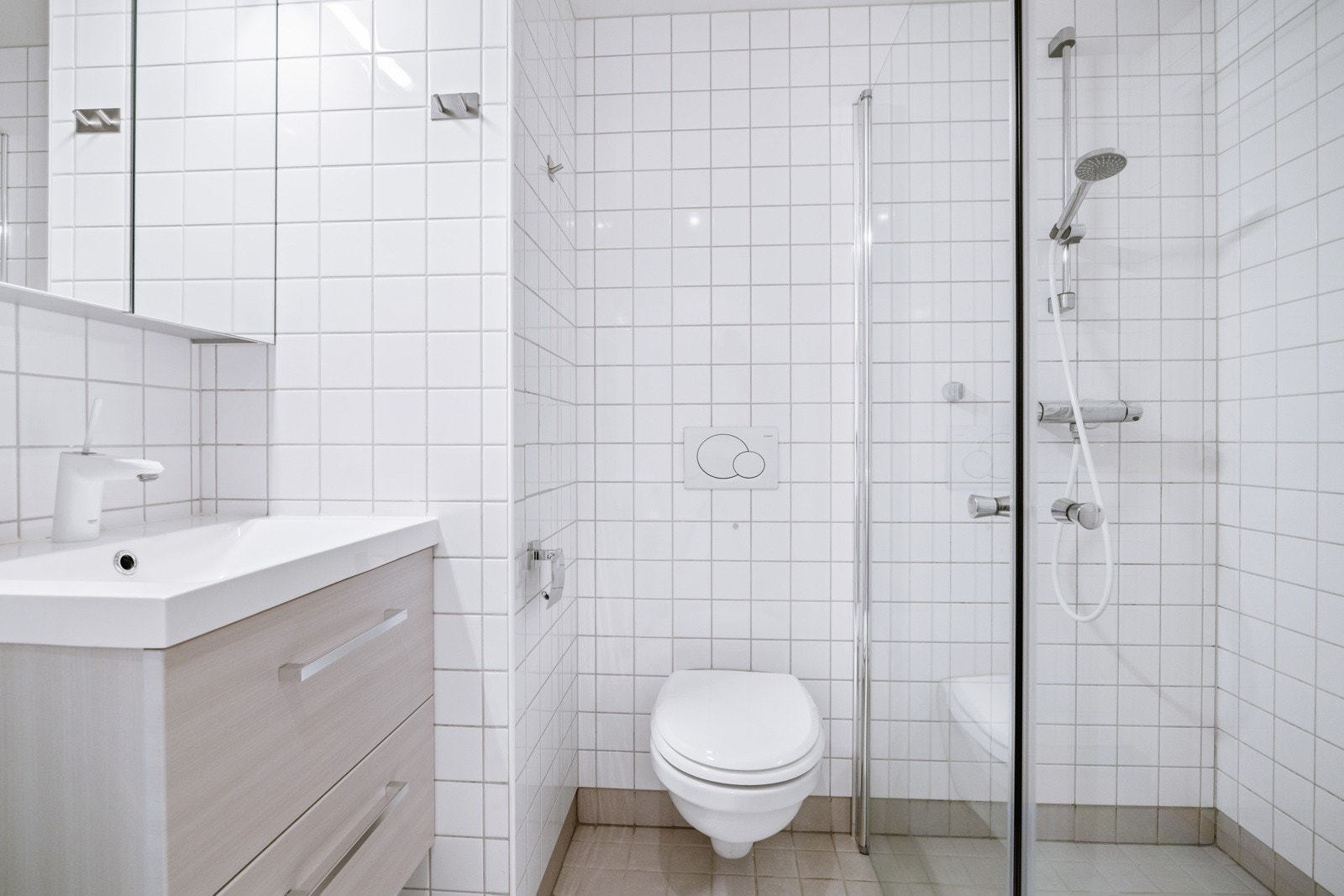 Vegghengt klosett og dusjhjørne med innadslående dusjvegger Galleribilde