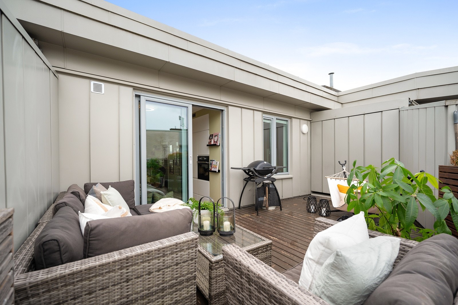 Det er ikke mange boliger som gir deg hele to uteplasser på totalt 29 kvm å boltre deg på. Galleribilde