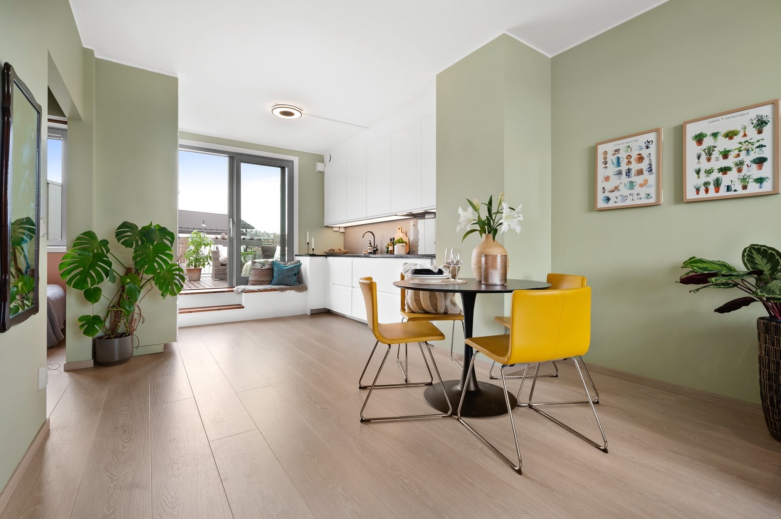 Denne leiligheten har mange gode kvaliteter, et av høydepunktene er den store, lyse og luftige stuen! Galleribilde