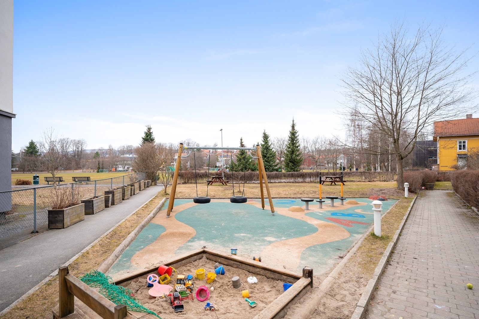 Det er lekeplass på sameiets eiendom. Til glede for både store og små. Galleribilde