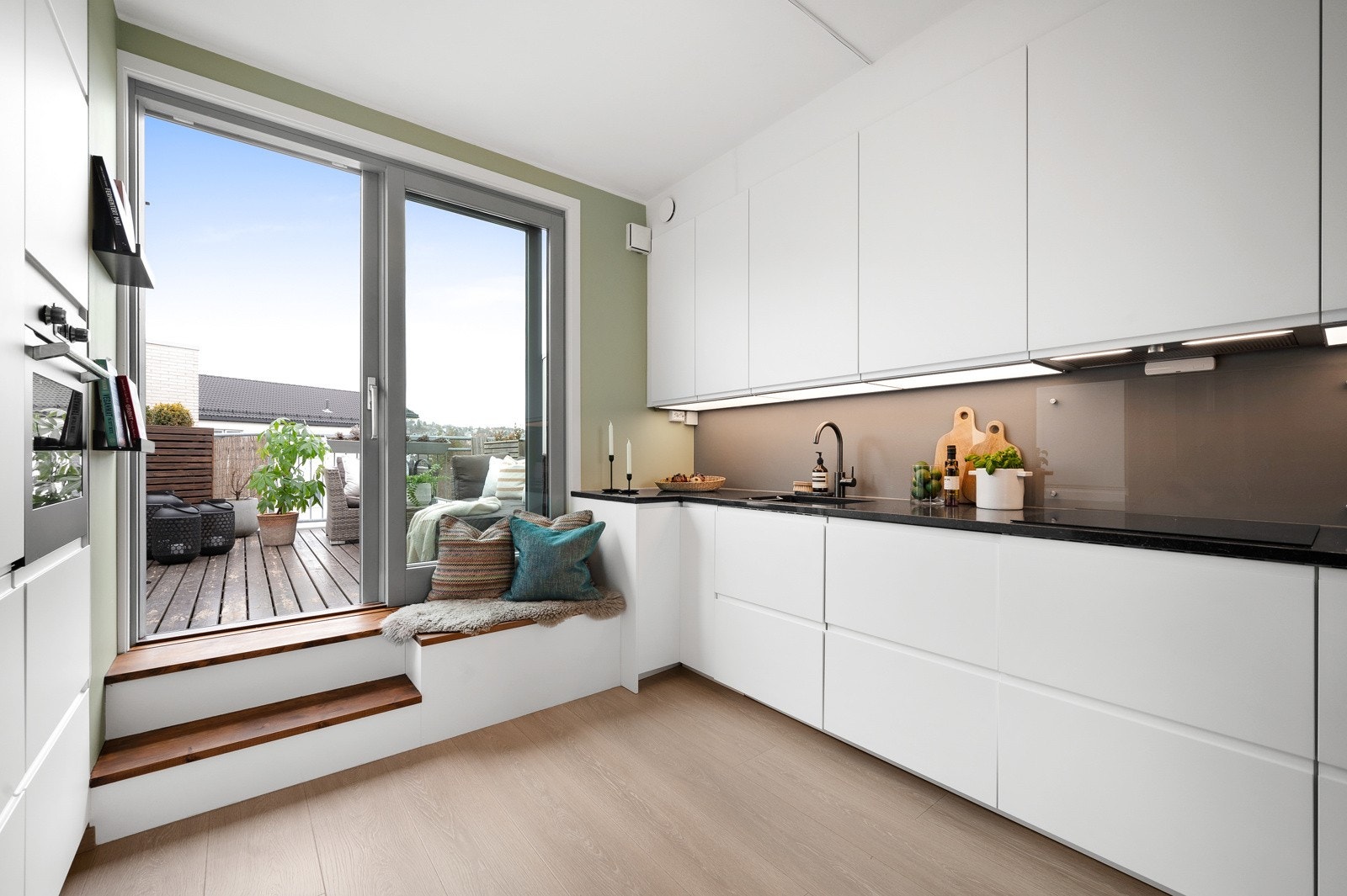 Her vil du få lekkert kjøkken fra 2021 - En nydelig plass å kokkelere på, med gode arbeidsflater og rikelig med oppbevaringsplass. Galleribilde