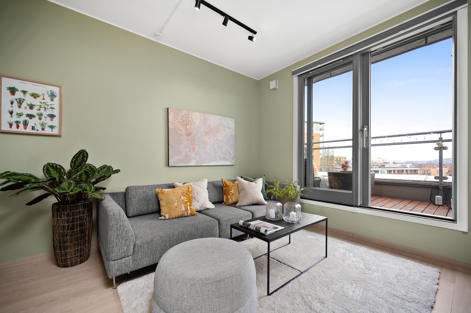 Du trodde kanskje at du kun hadde én uteplass? Neida! Du fikk kanskje med deg at du har en uteplass på den andre siden av boligen også? Galleribilde