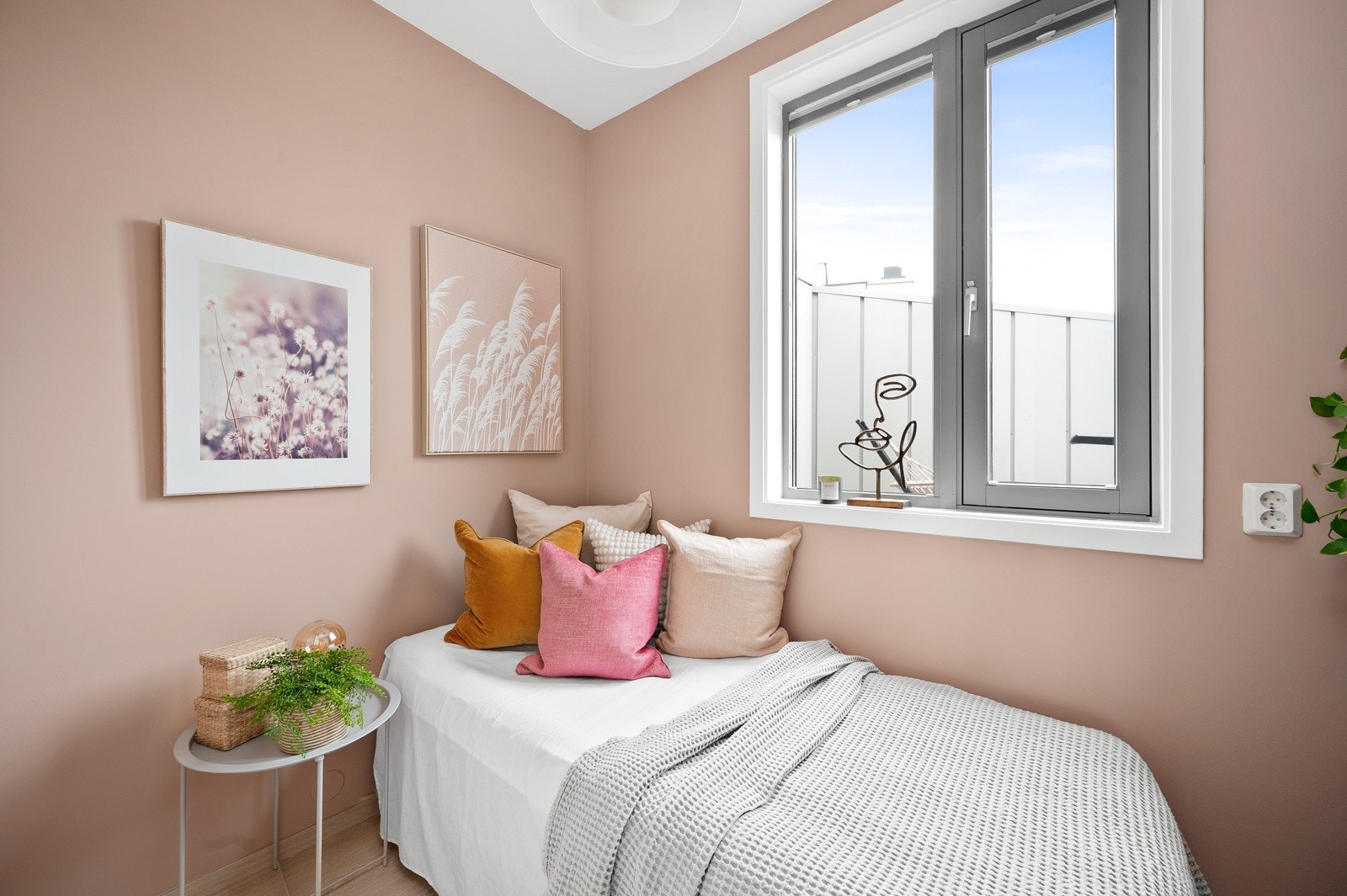 Soverom 2 er mindre i størrelsen, og vil i utgangspunktet passe best som gjesterom, kontor eller barneværelse. Galleribilde