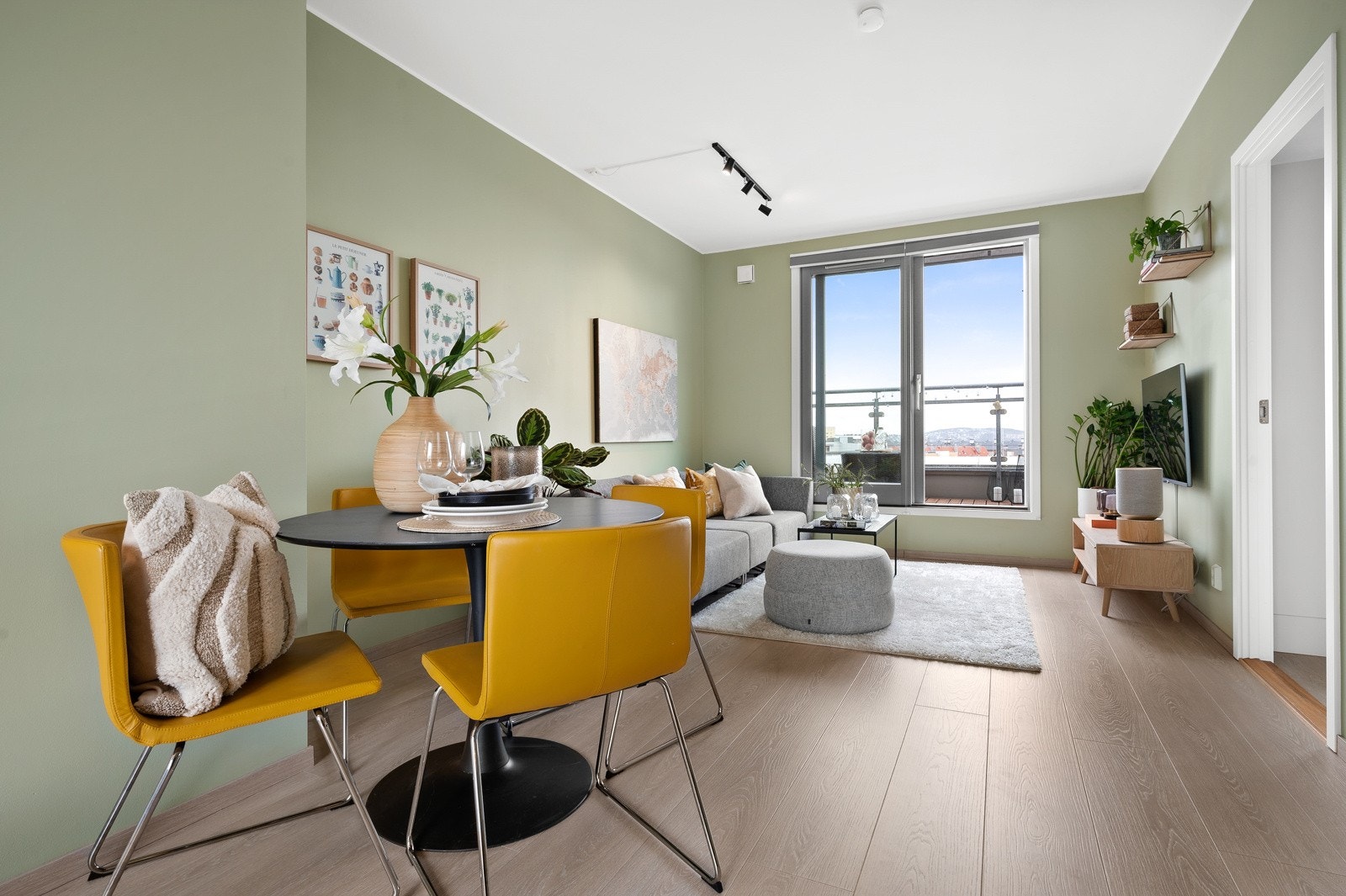 Stuen har flere møbleringssoner hvor det faller naturlig å ha spisebord og stoler mellom kjøkkenet og den koselige sofa- og tv-kroken. Galleribilde