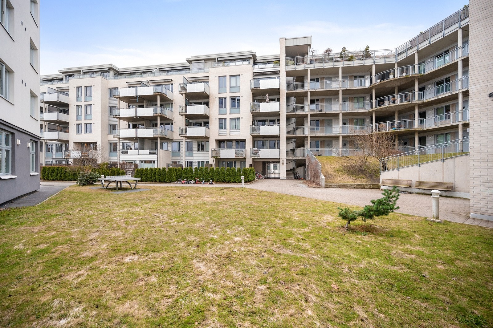 Noe av det beste med å bo i et nyere bygg er at fasadene er svært moderne og uteplassene er ekstra fine og opparbeidet! Galleribilde