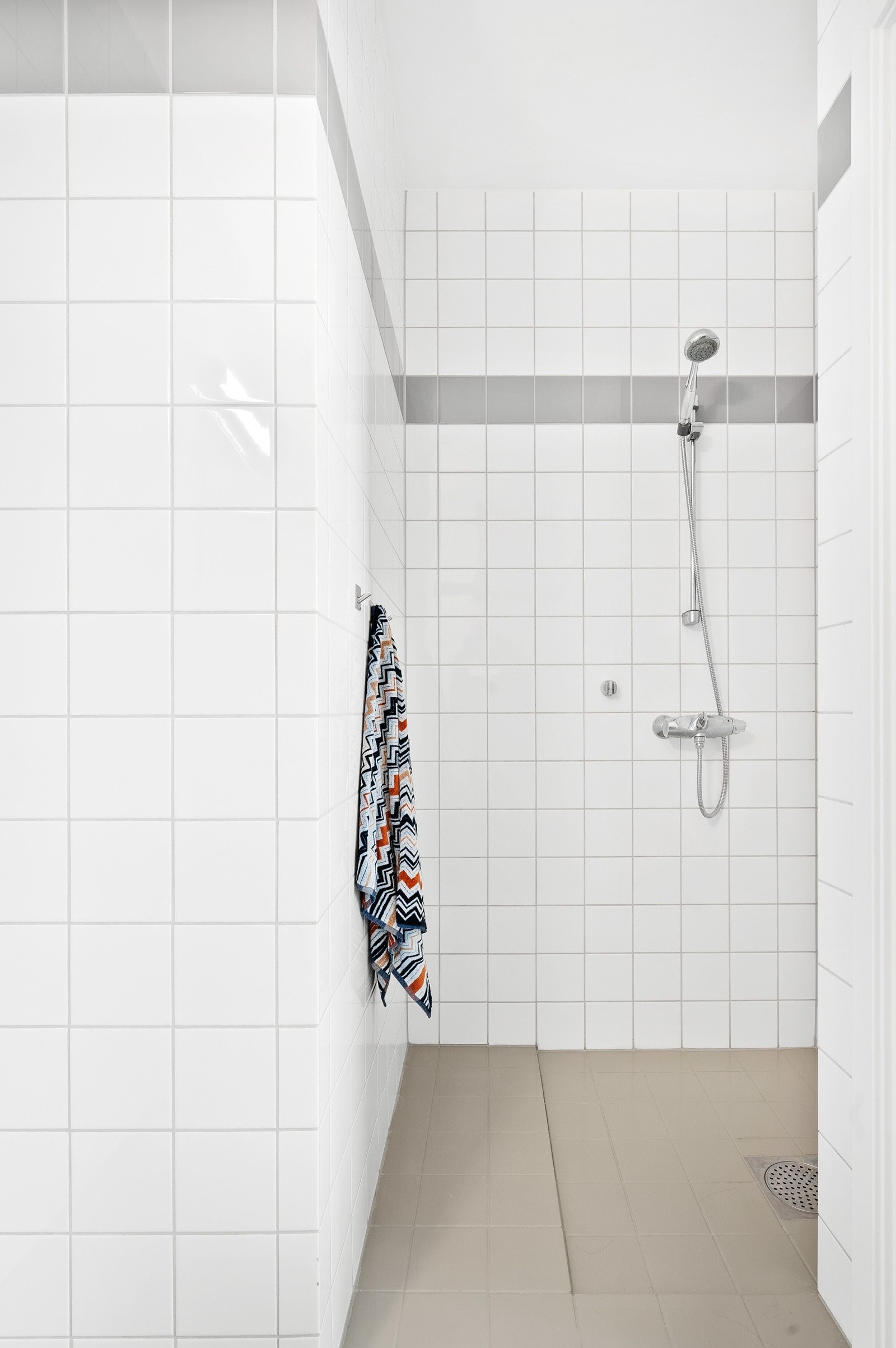 Dusjhjørnet er praktisk plassert i den andre enden av badet. Galleribilde