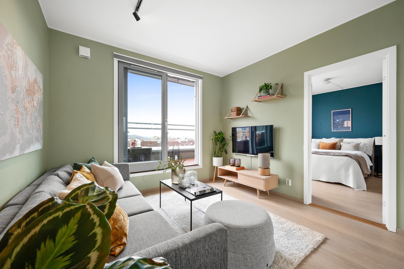 Selv om vi bor i Norge, så kan det bli nokså varmt på sommeren. Flaks at denne leiligheten er gjennomgående, hvor du har skyvedører på begge sider som sørger for god gjennomluftning. Galleribilde