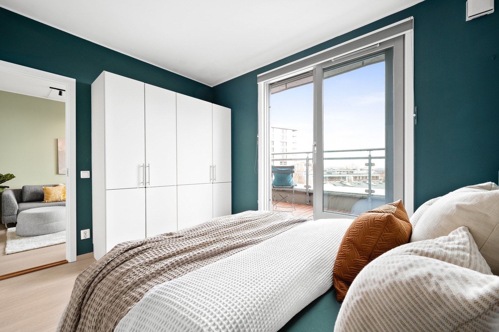 Leilighetens hovedsoverom gir deg plass til alt du måtte trenge. Stor dobbeltseng, garderobeløsninger og nattbord får du mer enn god nok plass til. Galleribilde