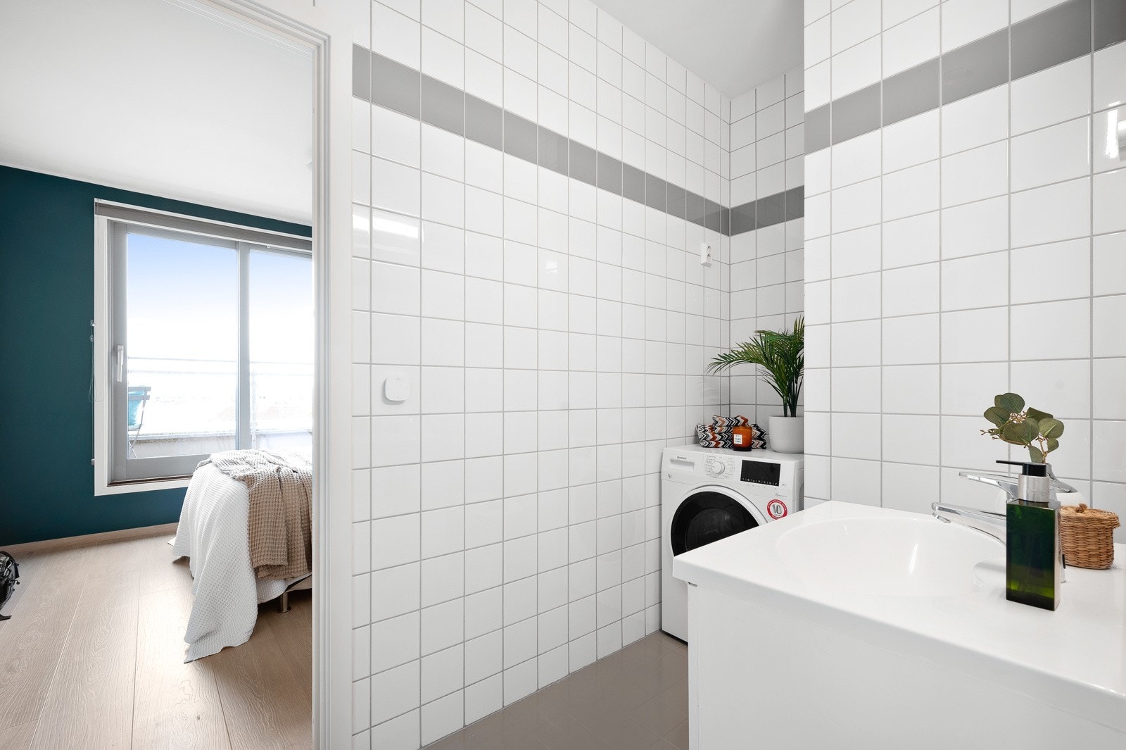 Vi beveger oss videre inn til leilighetens store bad. Galleribilde