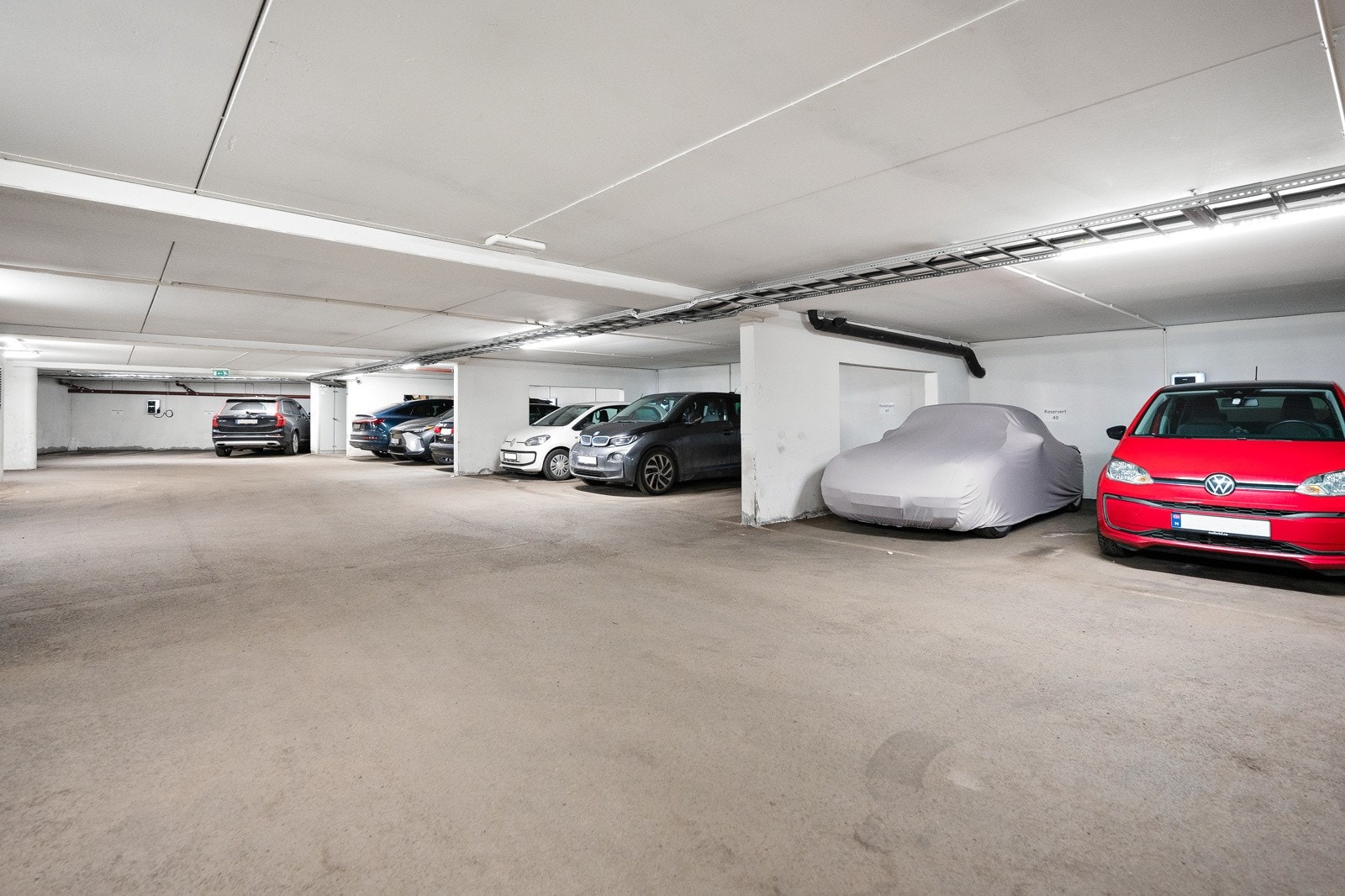 Parkeringsplassen vil følge boligen ved salg. Har du ikke behov for parkeringsplass til bil? Lei den ut da vel! Galleribilde