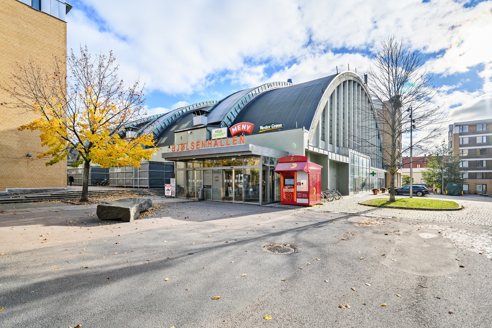 I Bjølsenhallen som er tvers over gata vil du finne en stor Menybutikk, post i butikk, apotek og blomsterforretning. Galleribilde