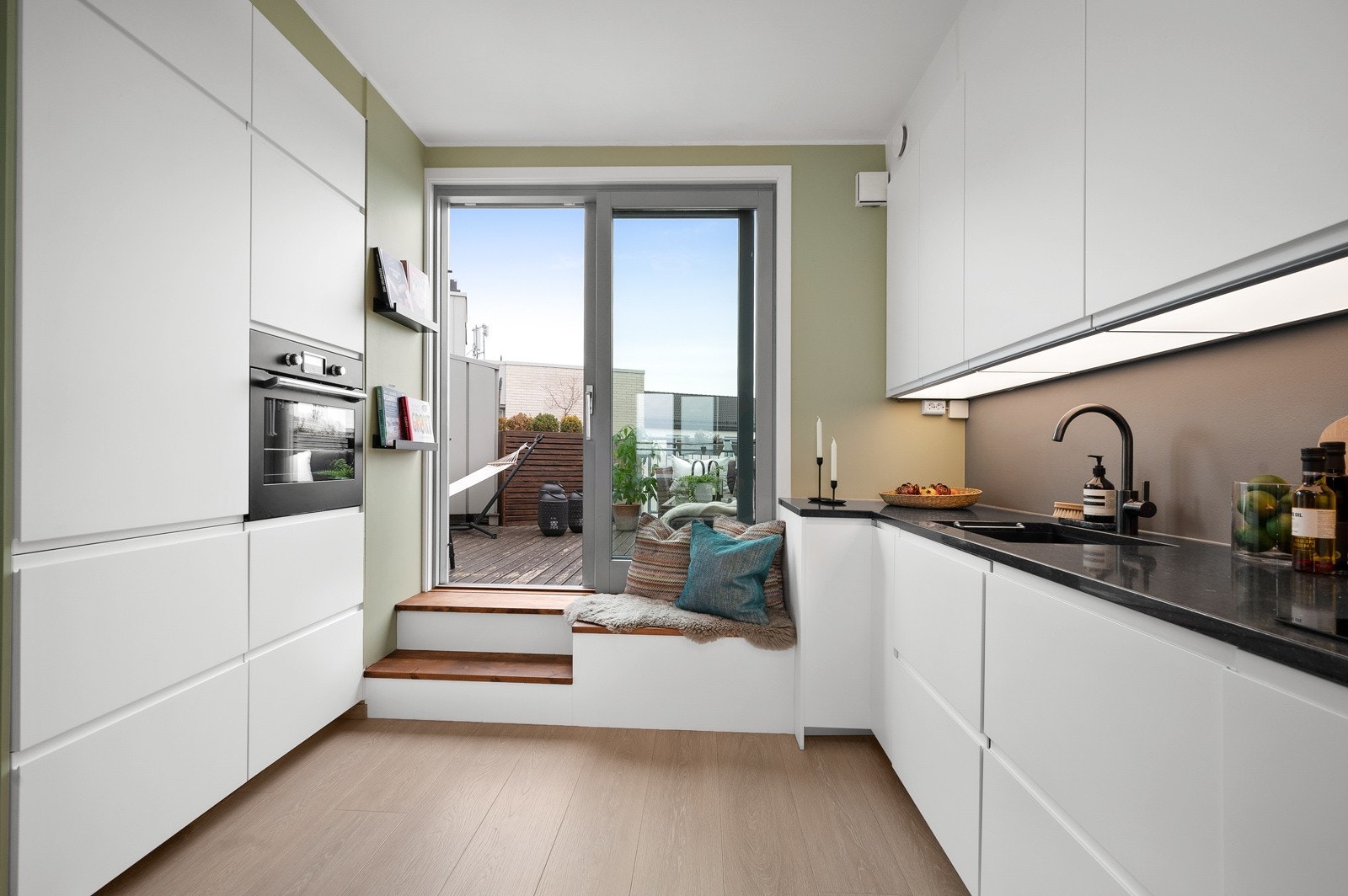 Slitesterke benkeplater av kvarts gjør det enkelt å holde benkeplaten fin og ren. Galleribilde