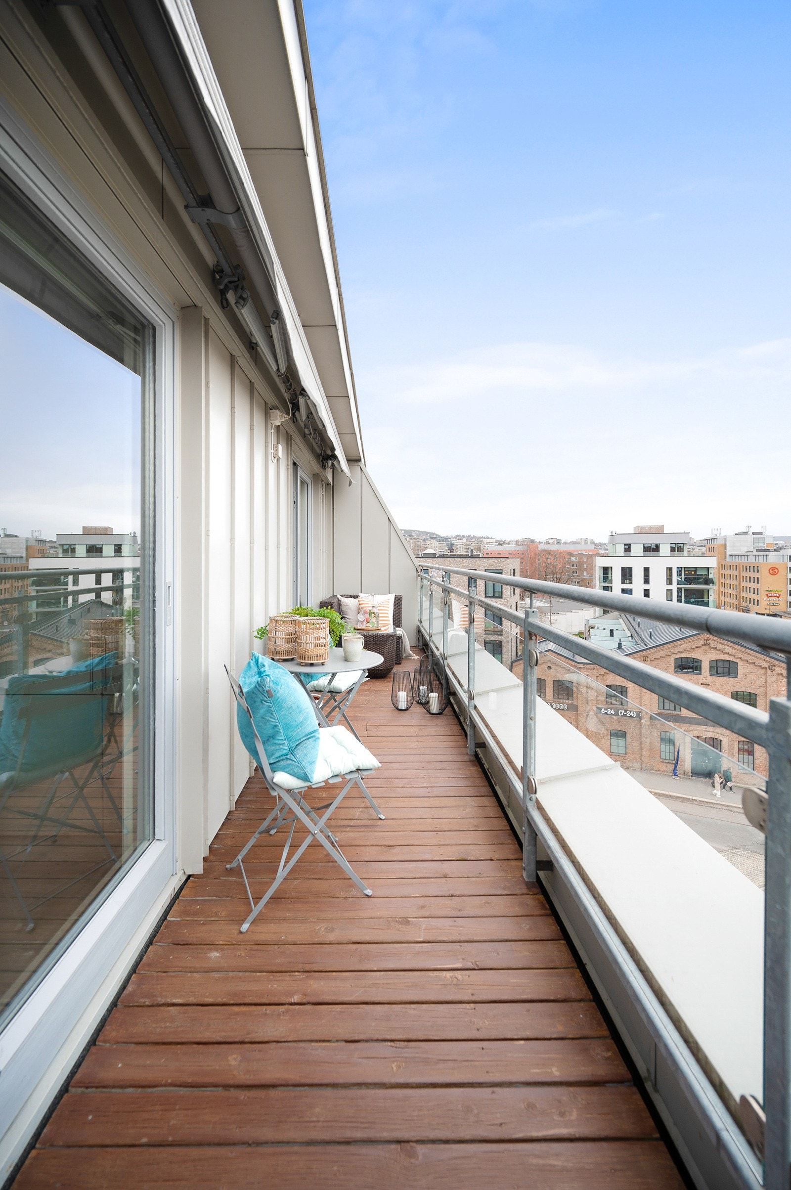 Dersom du ønsker å bruke hele dagen i sola, kanskje med en god bok, er det bare å flytte seg fra den ene uteplassen til den andre. For her har du sol på dagen og til sen kveld! Galleribilde