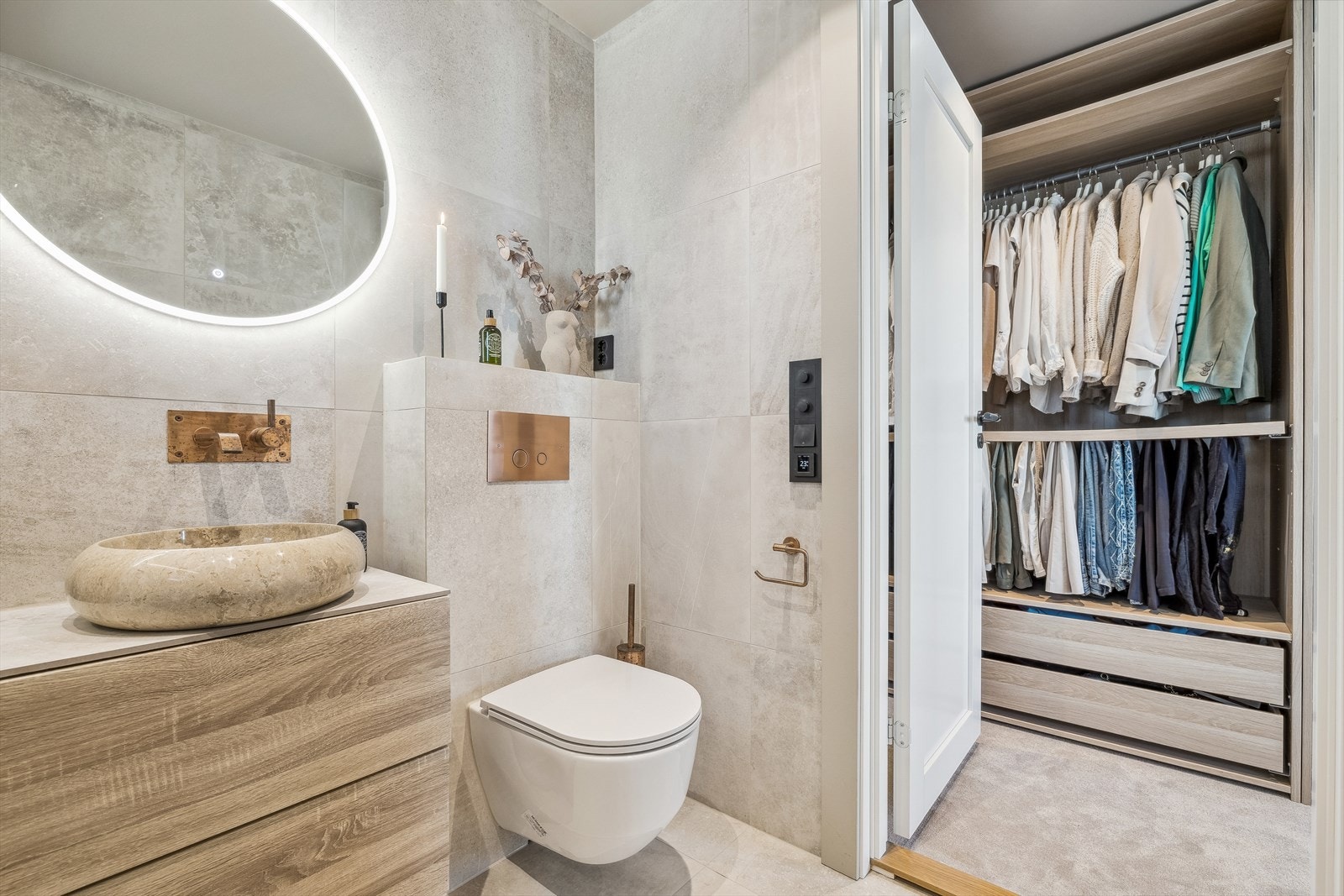 Eget flislagt baderom i tilknytning til hovedsoverommet Galleribilde