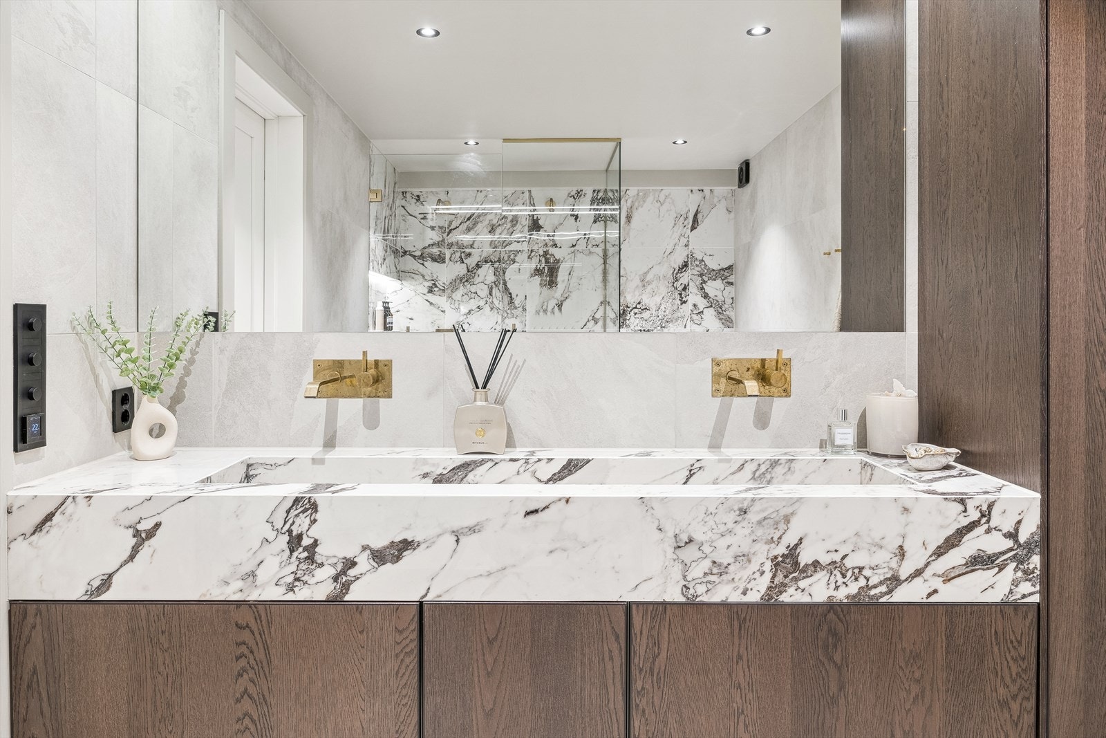 Heldekkende servant med 2 stk. ett-greps blandebatterier Galleribilde