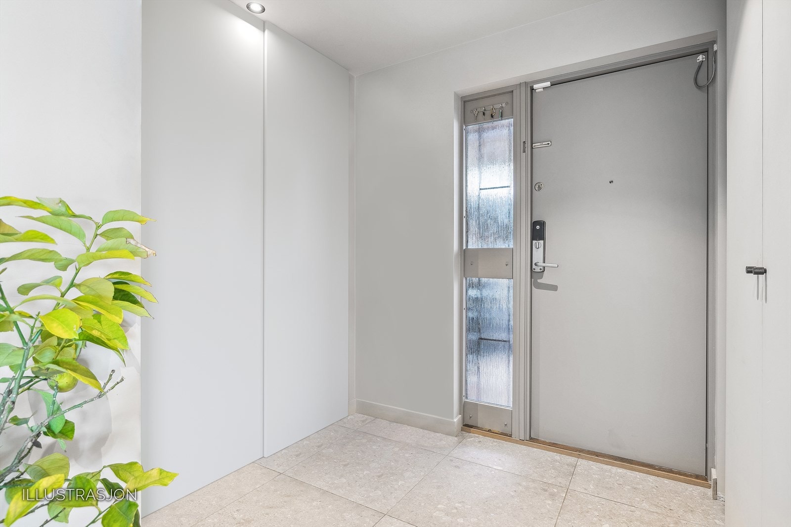 Innbydende entré med skyvedørsgarderobe og ytterdør med sikkerhetslås og Yale doorman Galleribilde