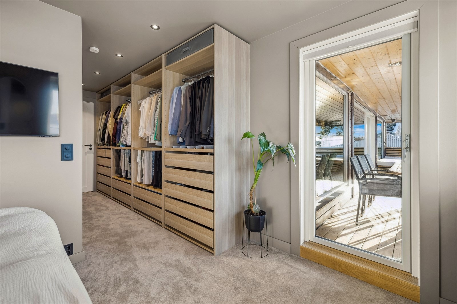 Hovedsoverommet har godt med garderobeplass, og det er utgang til terrassen Galleribilde