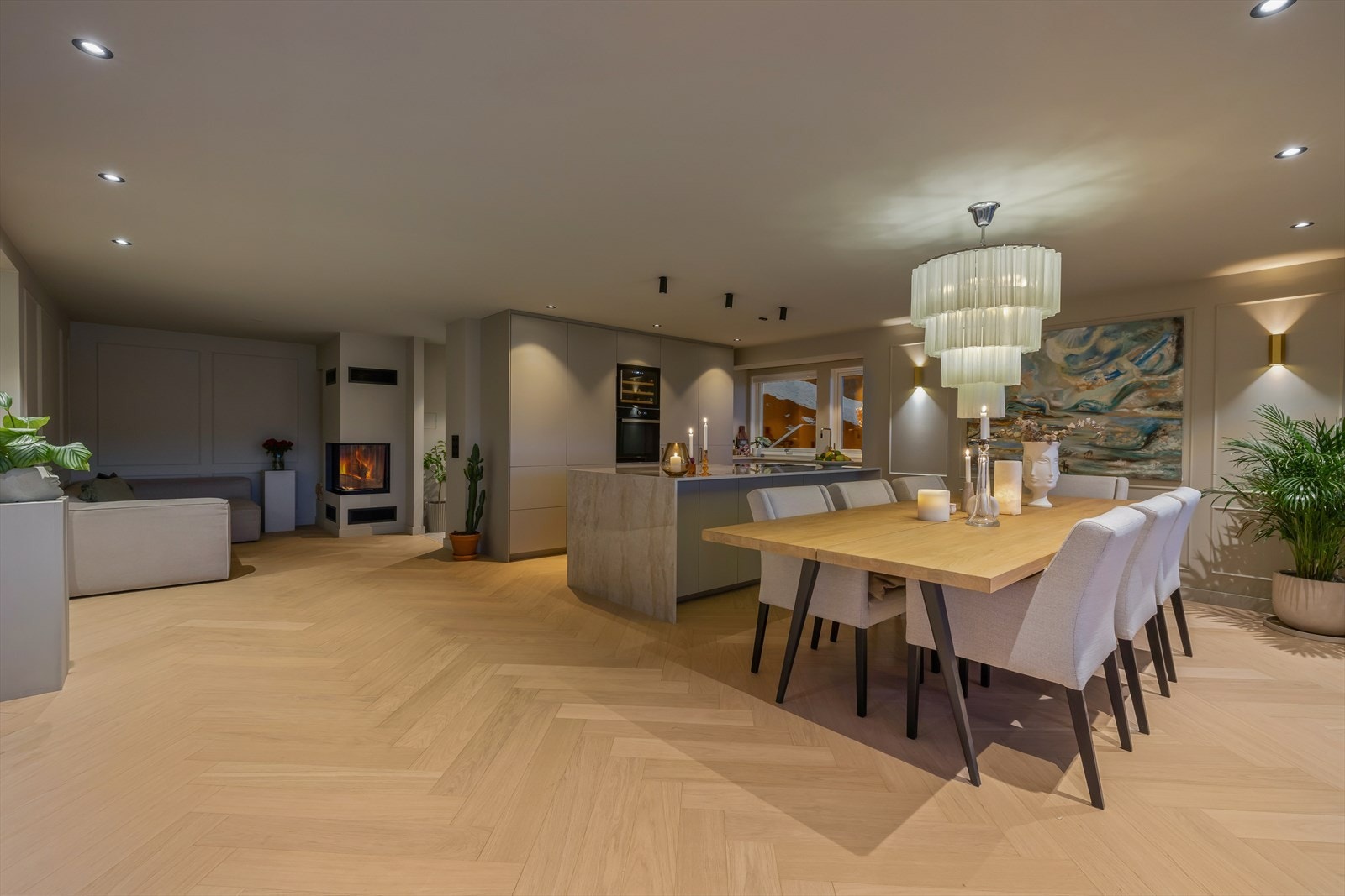 Det er åpen løsning mellom stue og kjøkken Galleribilde