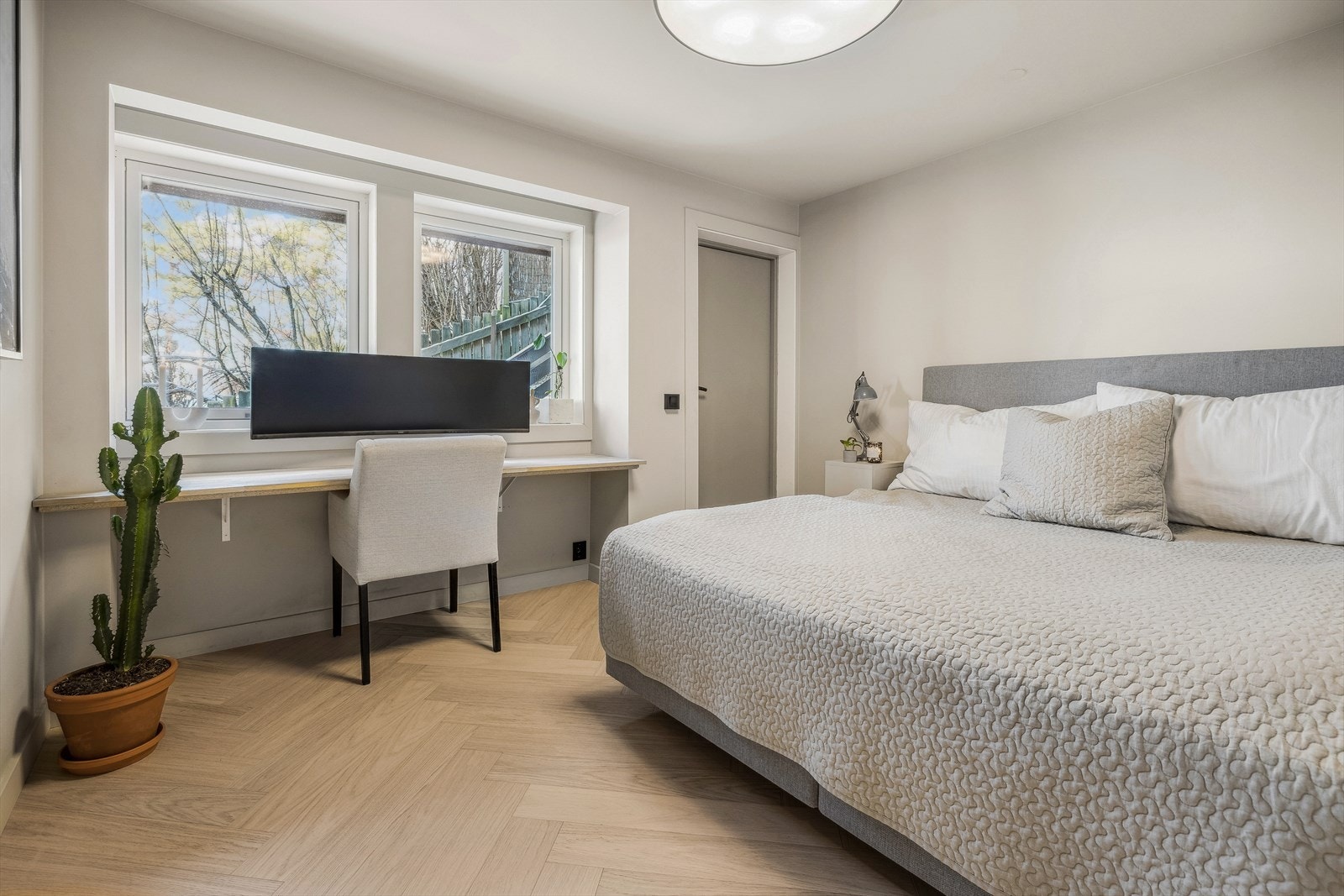 Soverom II har utgang til tomten på baksiden av boligen Galleribilde