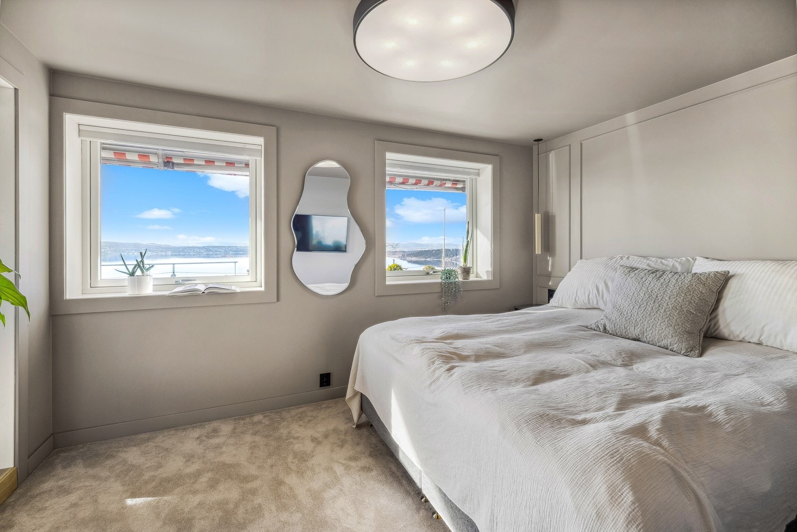 Romslig hovedsoverom - også herfra er det flott fjordutsikt Galleribilde