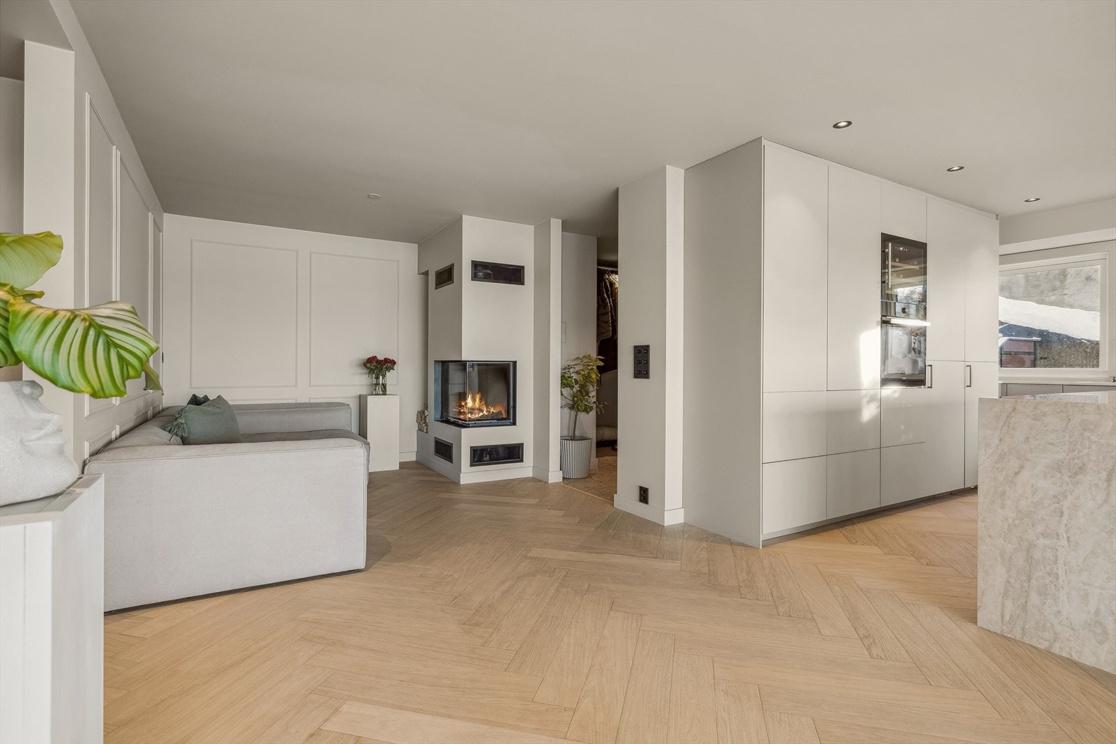 Det lekre ildstedet i stuen gir ekstra varme og kos når kulda kommer krypende Galleribilde