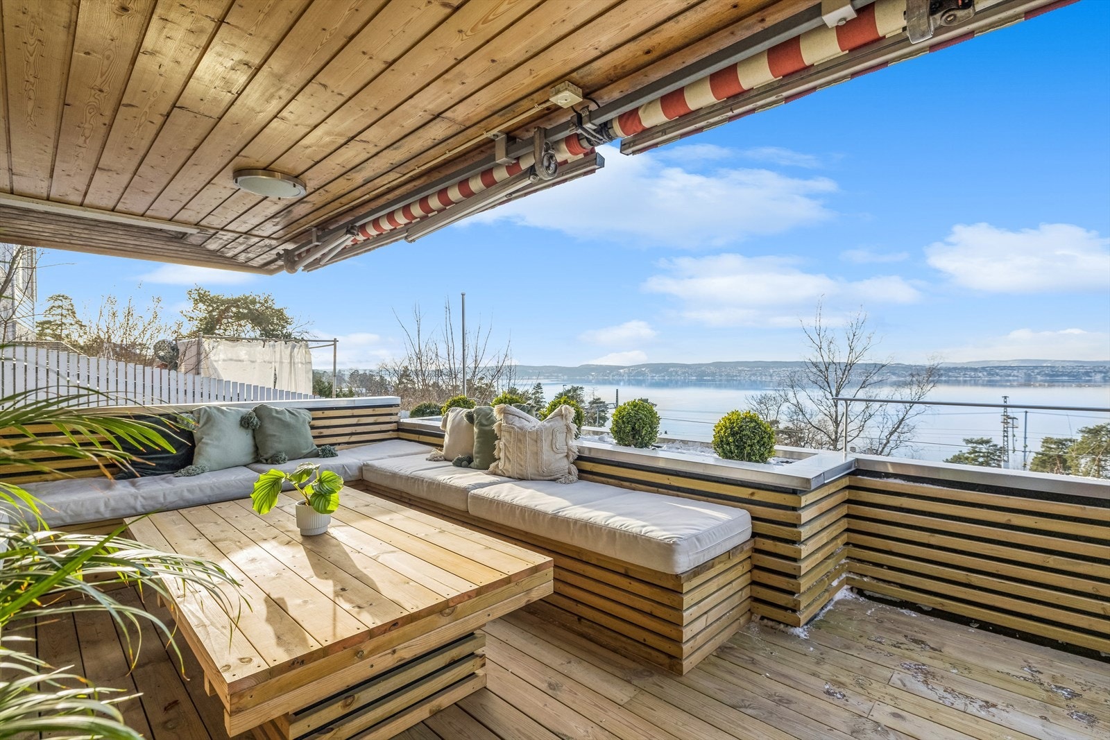 Det er montert markiser langs hele terrassen Galleribilde