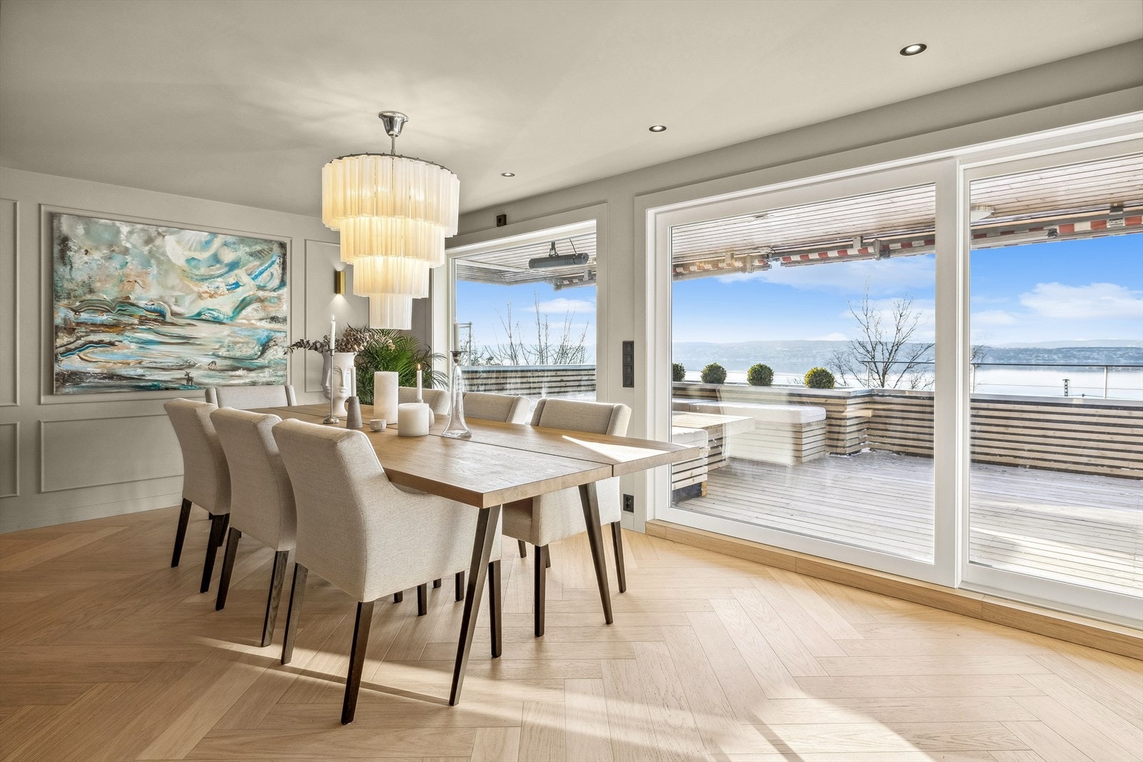 Store vindusflater gir stuen godt med naturlig lysinnslipp, og en hyggelig atmosfære Galleribilde