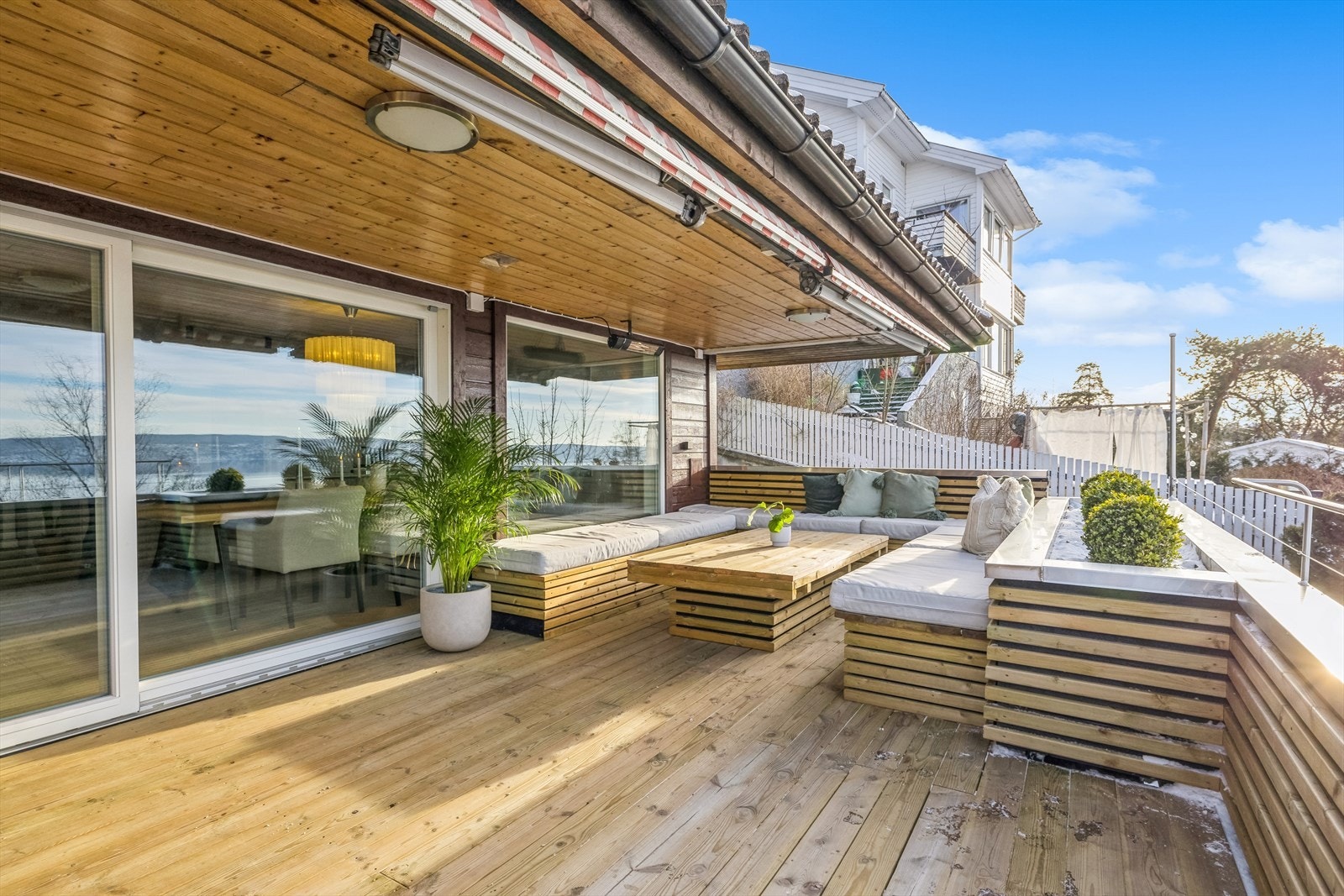 Terrassen er på hele 40 m² og har meget gode solforhold Galleribilde