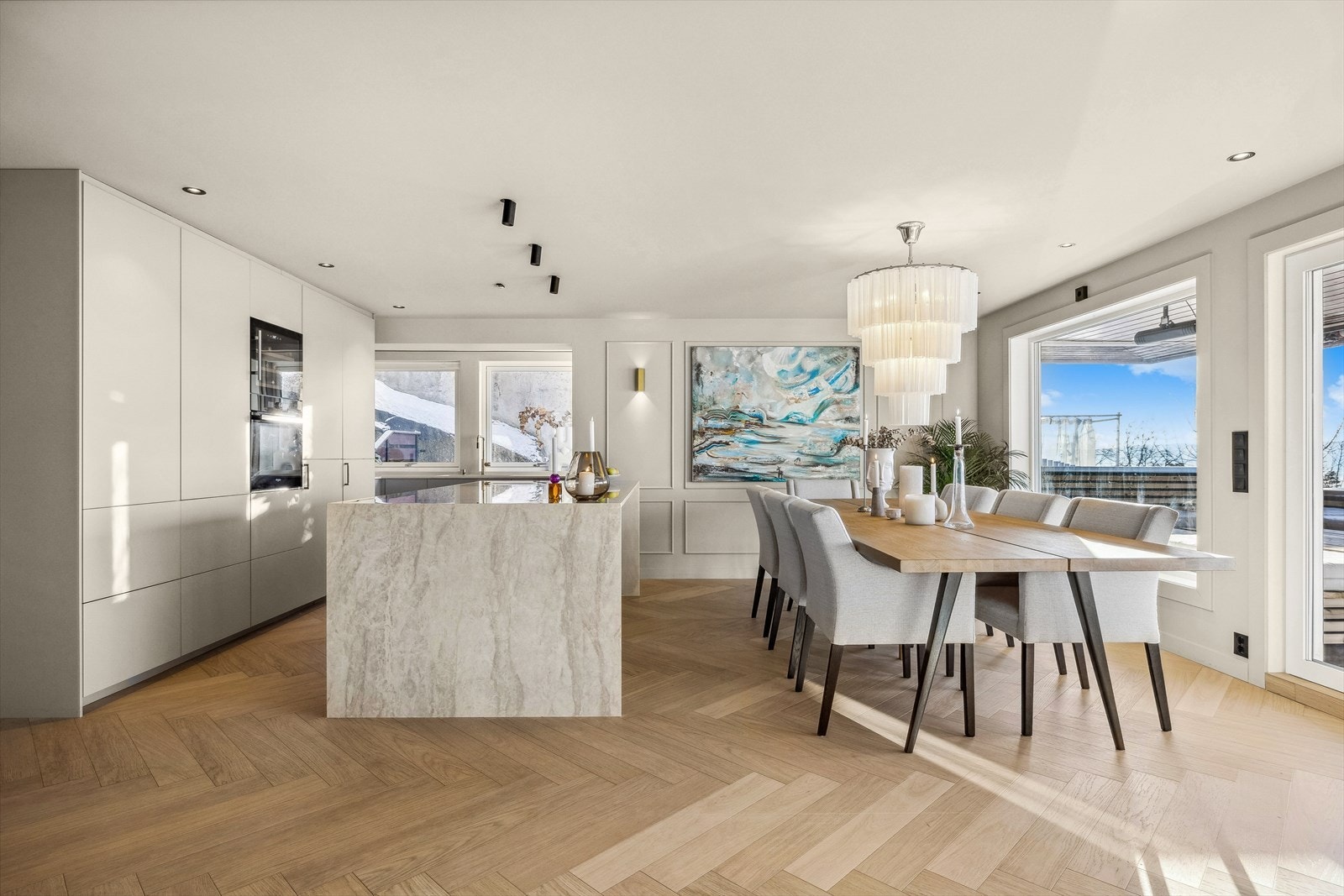 Stort spisestuebord er praktisk plassert i tilknytning til kjøkkenet Galleribilde