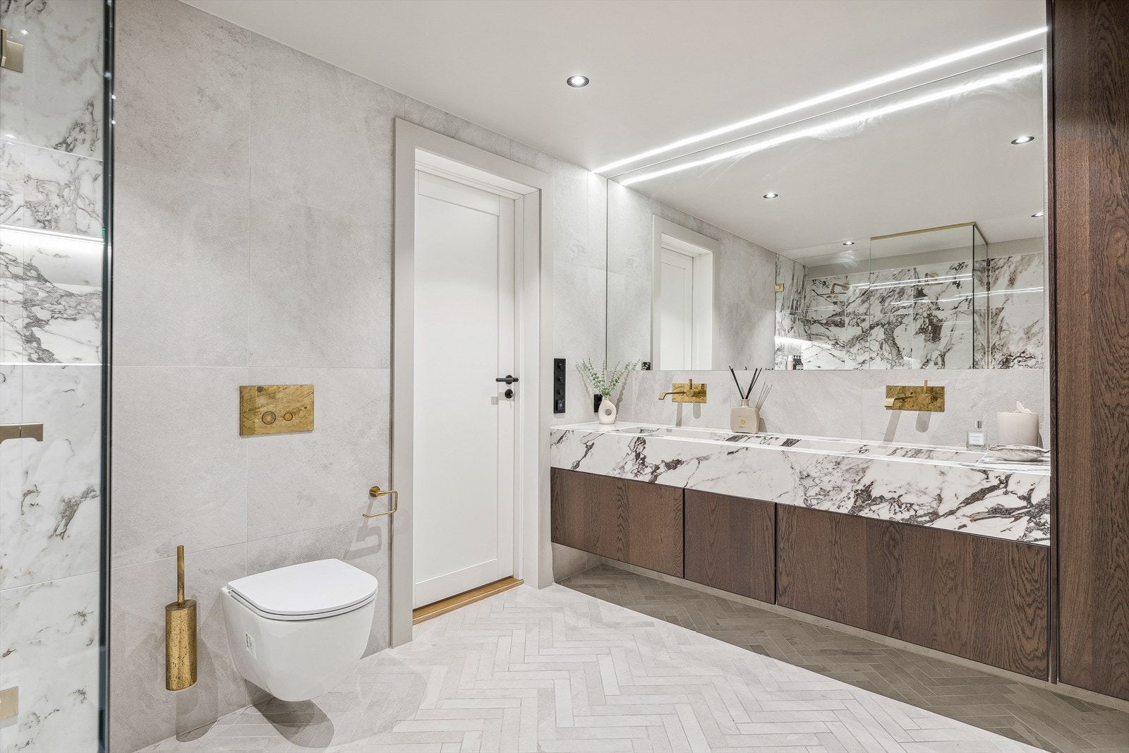 Stor baderomsinnredning med høyskap og underskap Galleribilde