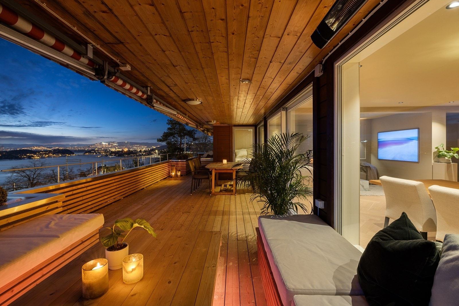 Det er montert en elektrisk varmelampe i terrassetaket Galleribilde