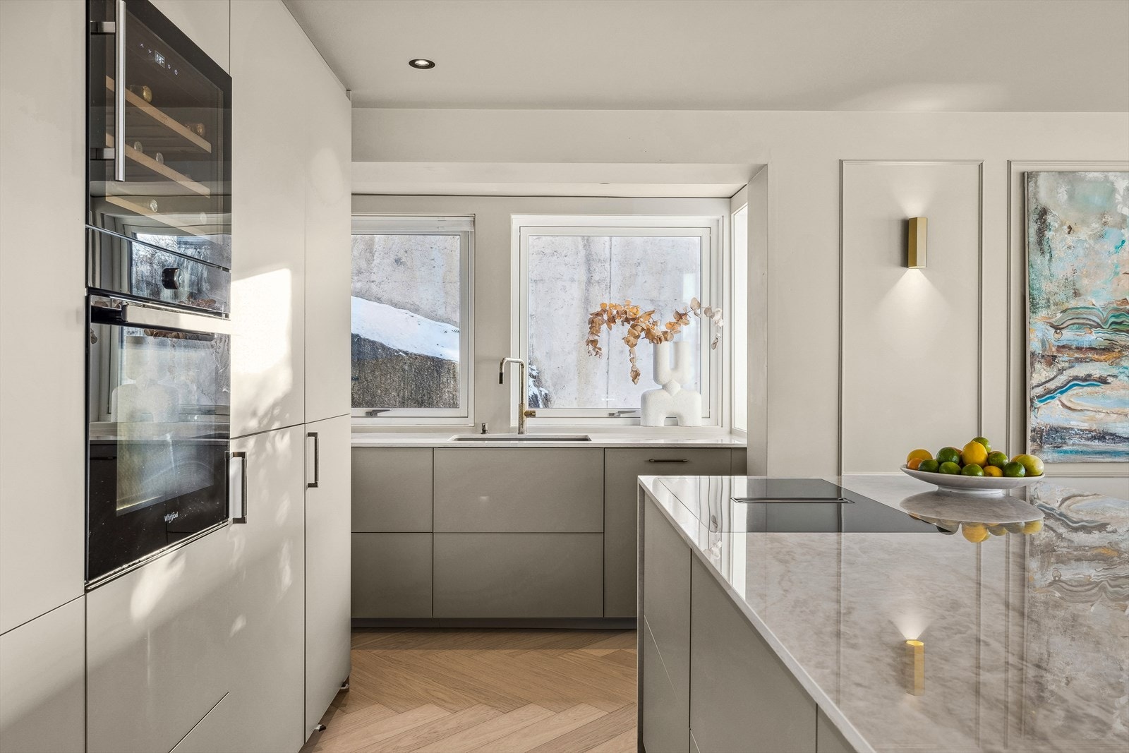 Det er integrerte hvitevarer som induksjonstopp med int. ventilator, stekeovn, oppvaskmaskin, vinskap, kjøl/frys Galleribilde