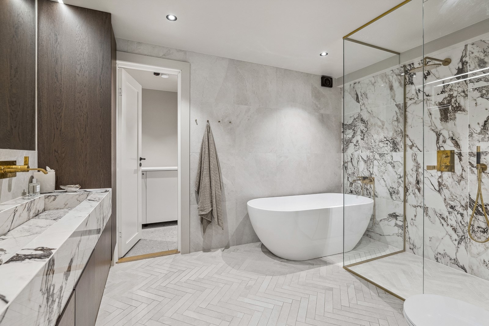 Fra badet er det adkomst til "vaskerom" Galleribilde