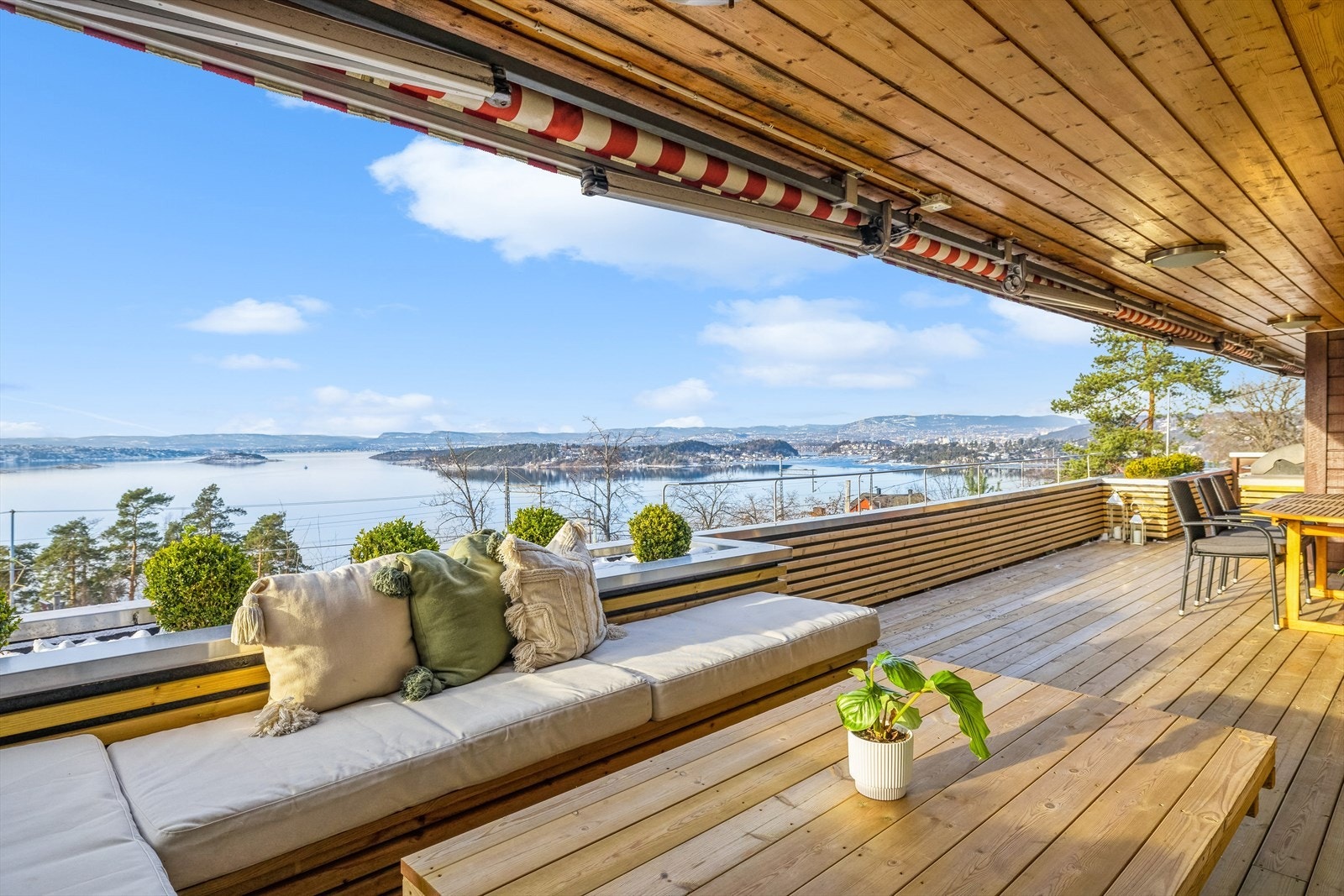 Utsikten er magisk både fra terrassen og ..... Galleribilde