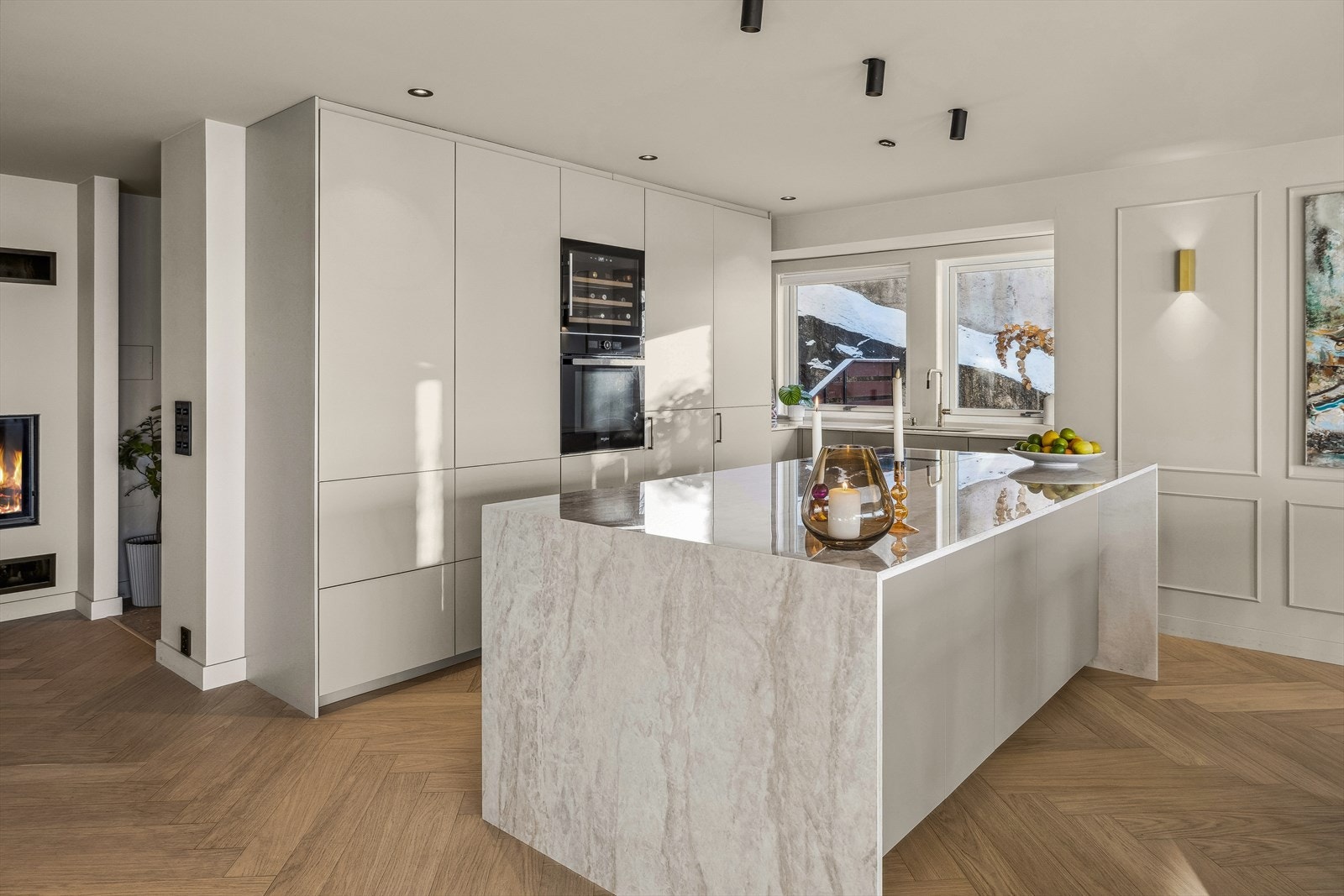 IKEA-kjøkkeninnredning fra 2023 med slette fronter og Dekton (kompositt) benkeplater Galleribilde