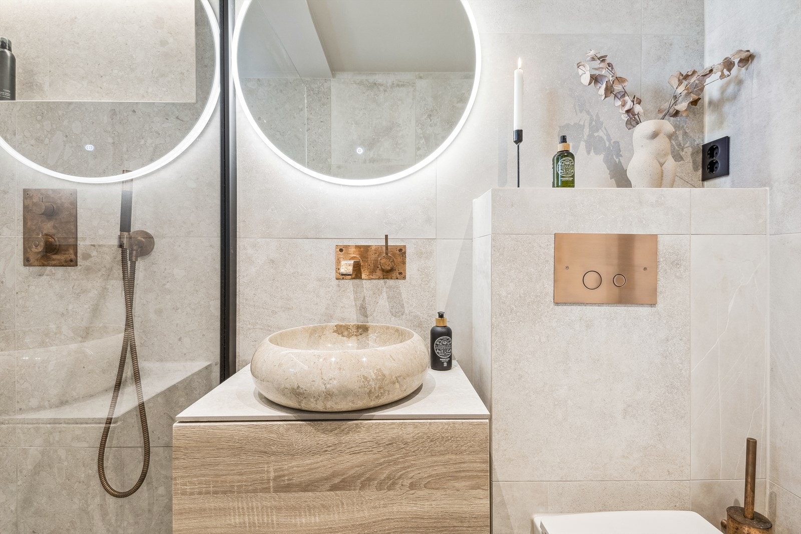 Badet har bollevask og lekre detaljer i kobberfarge Galleribilde