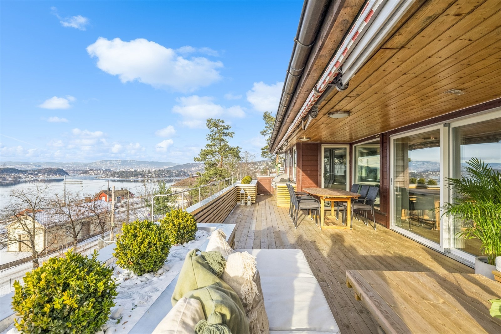 Terrassen er vestvendt og har god plass til utemøbler og grill Galleribilde