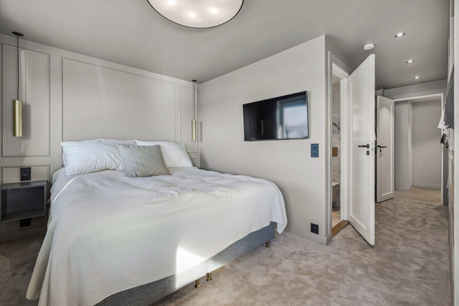 Det er god plass til dobbeltseng og tilhørende nattbord Galleribilde