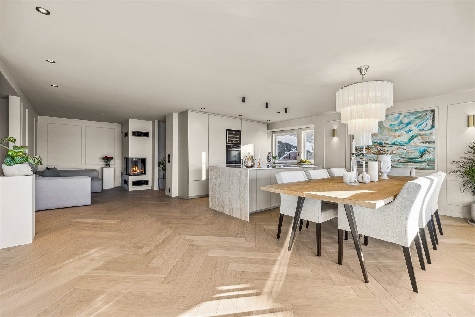 Leiligheten har utstrakt bruk av down-lights i himlingene Galleribilde