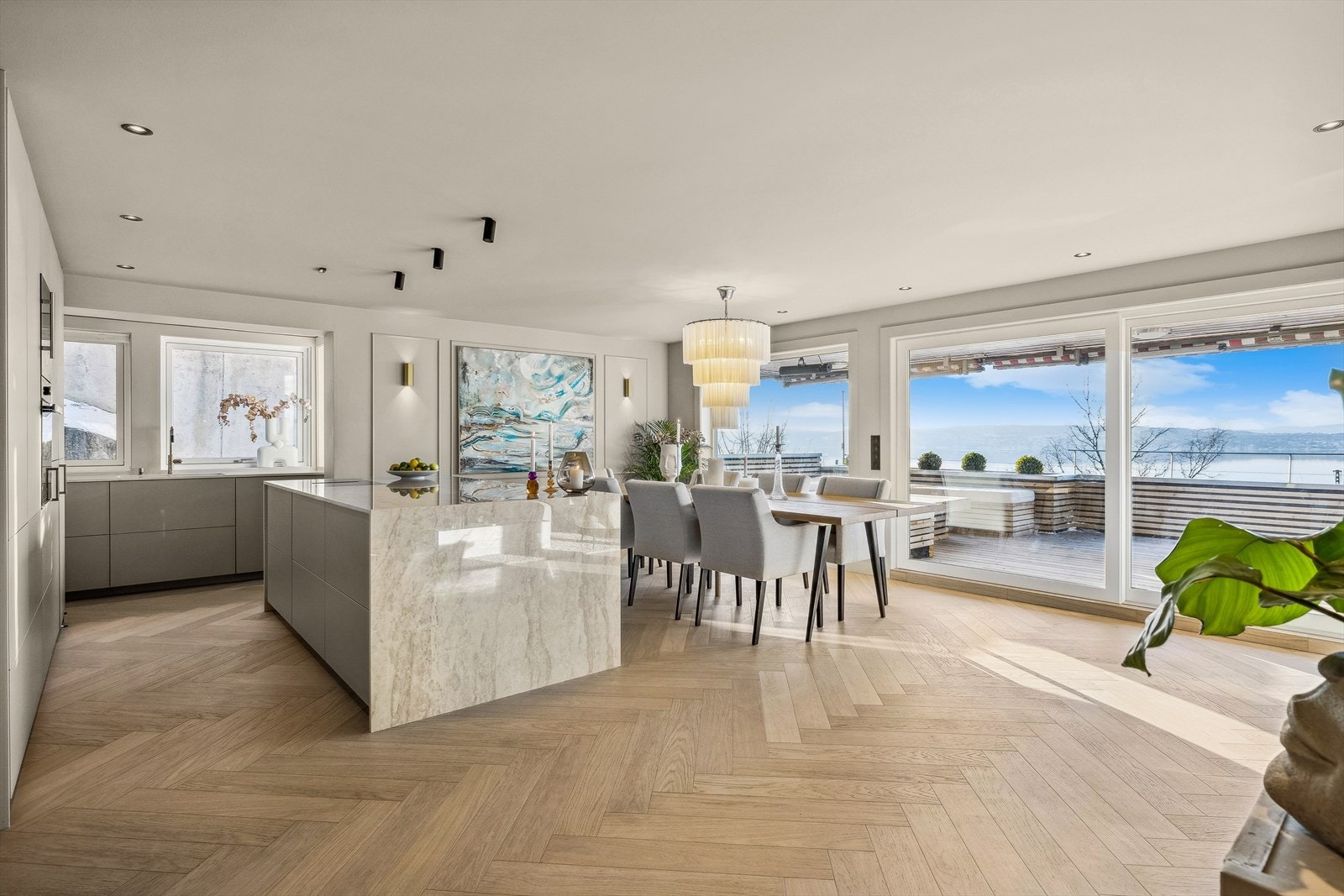 Leiligheten er betydelig oppusset i 2023, bl.a. med nye gulv, nytt kjøkken, nye vinduer og terrassedører m.m. Galleribilde