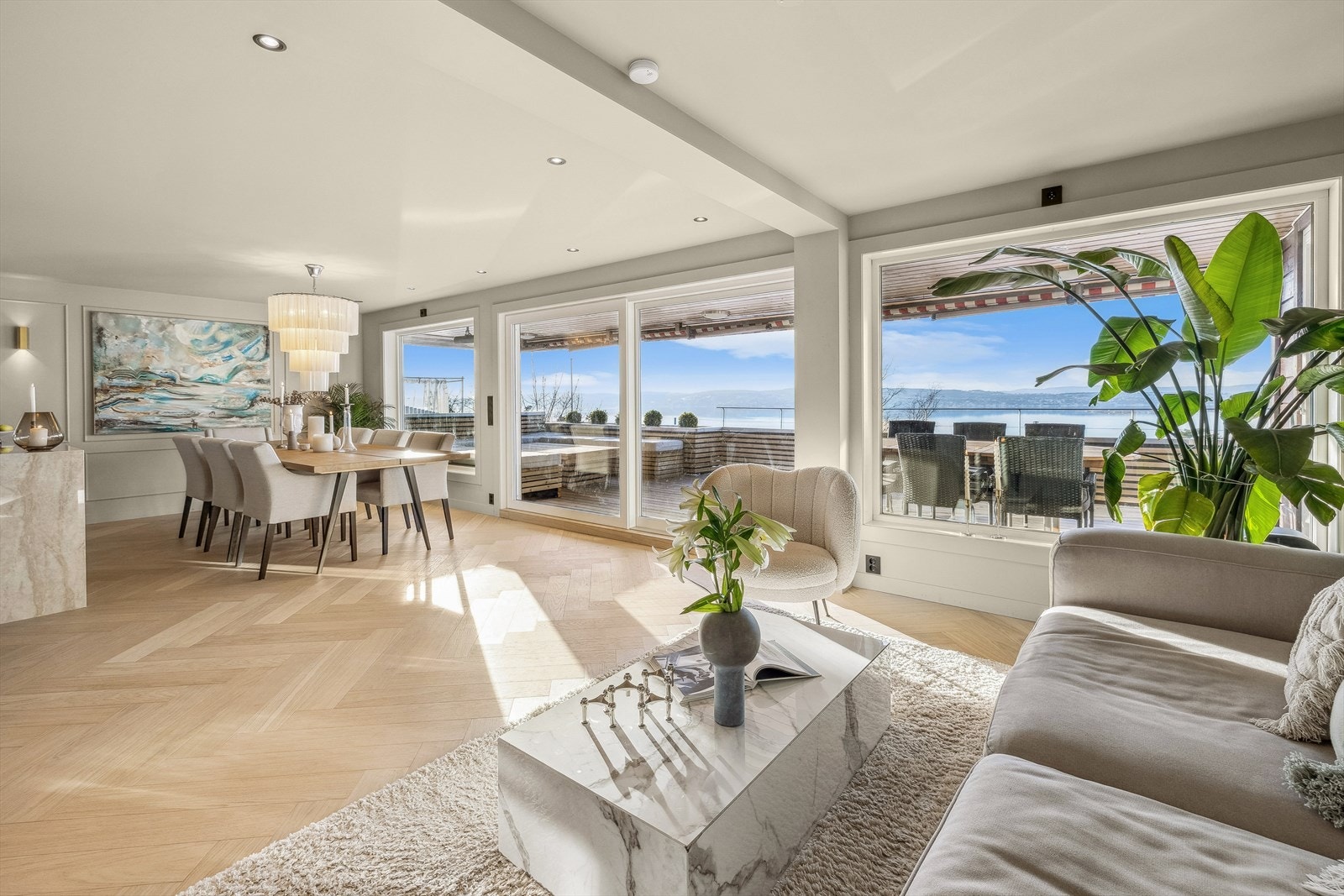 Lys og romslig stue med god plass til sofagruppe, spisestue og øvrig ønsket møblement Galleribilde