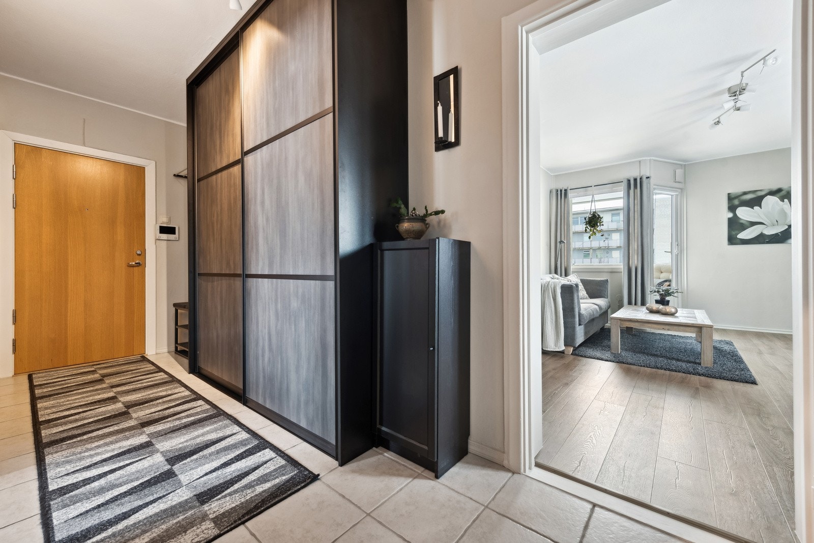 Stor gang med dørcalling. Stor skyvedørsgarderobe (ny i 2022). Galleribilde