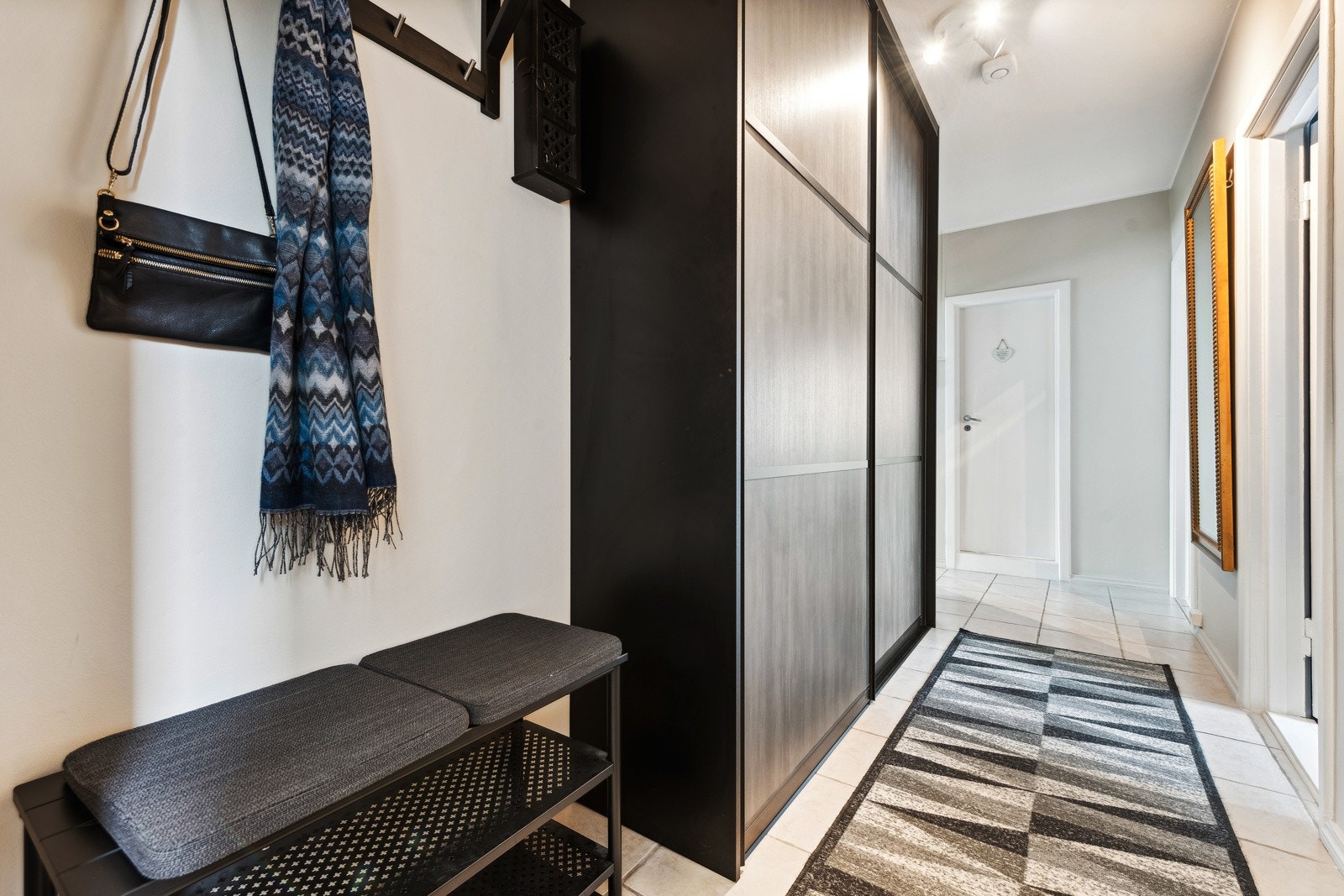 Stor gang med dørcalling. Stor skyvedørsgarderobe (ny i 2022). Galleribilde